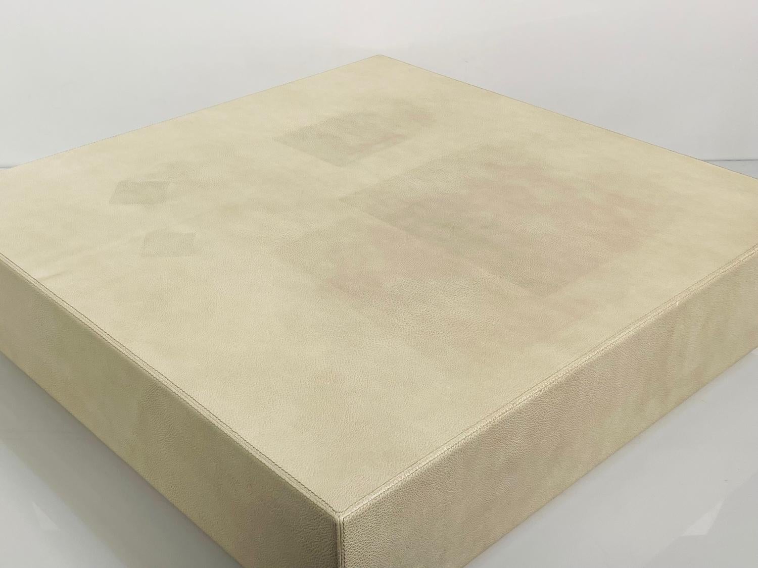 XXIe siècle et contemporain Table basse en cuir embossée Fendi en vente