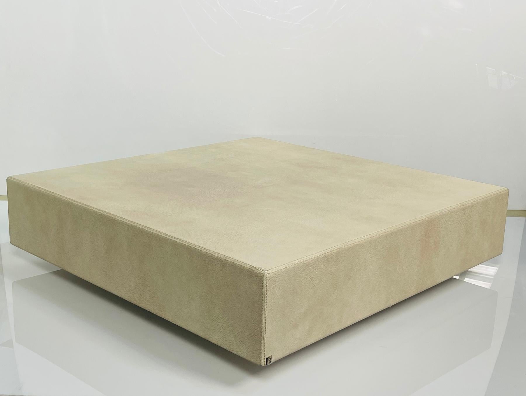 XXIe siècle et contemporain Table basse en cuir embossée Fendi en vente