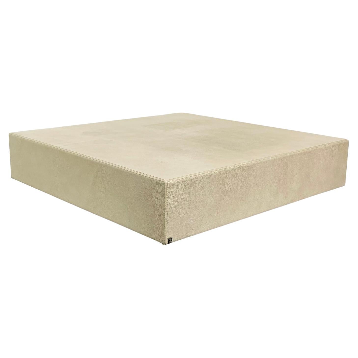 Table basse en cuir embossée Fendi en vente