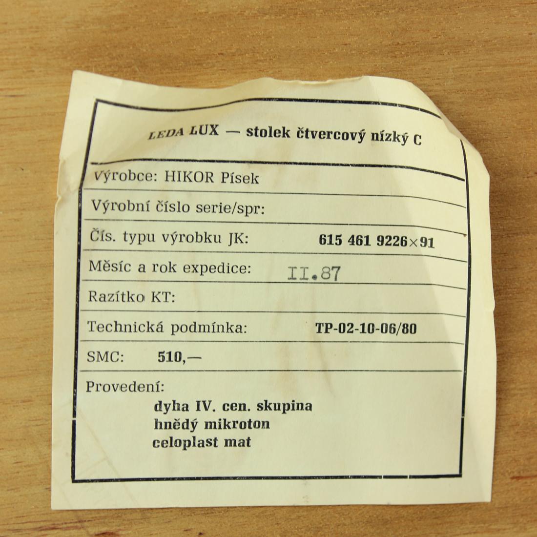 Schöner Vintage-Tisch aus dunklem Buchenholz. Der Tisch ist niedrig, nur 30 cm hoch, aber ziemlich groß. Starkes und schweres Holz macht dieses Stück zu einem soliden Stück für jedes Interieur. Produziert von Hikor Pisek in den 1980er Jahren. Das