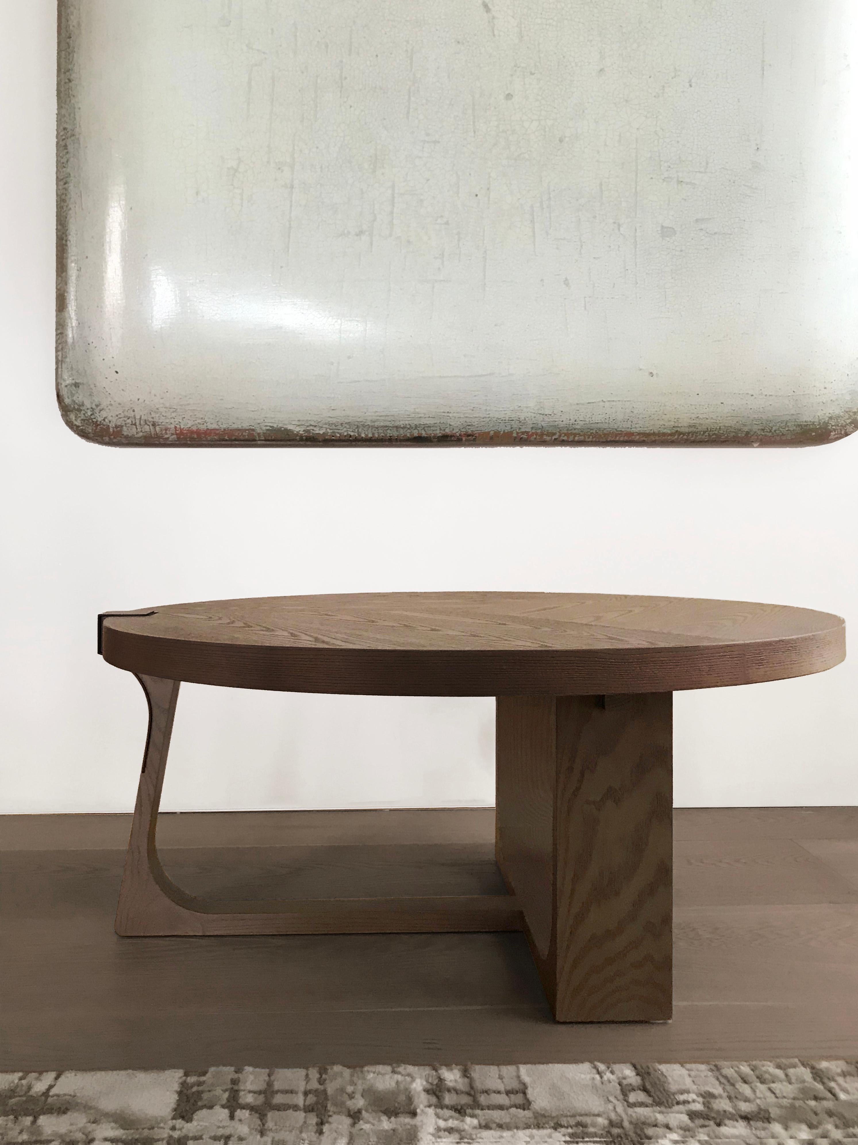 Description: Low coffee table
Color: Grey
Size: 90 Ø x 40 H cm
Material: Oak and bronze
Collection: Interlock.