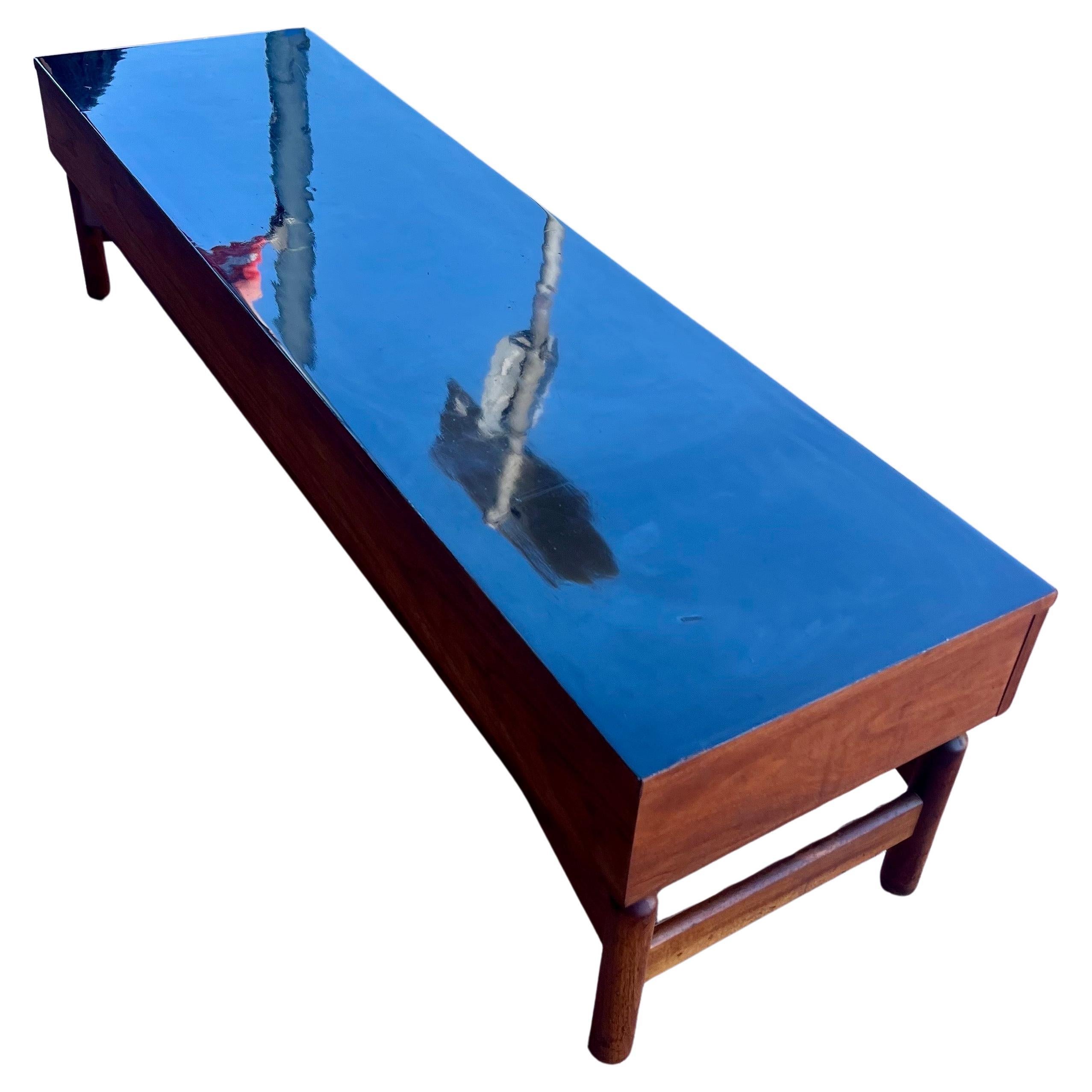 Consolle bassa, panca/tavolino di Greta Grossman per Glenn of California in noce. Con un piano in laminato nero e 3 cassetti, tutti con finitura originale e alcuni segni sul piano come mostrato, un pezzo molto raro e unico.