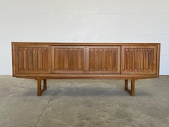 Skulpturale dänische Eichenholz-Credenza, geschnitzte Frontpaneele, brutalistischer Stil, 1960er Jahre