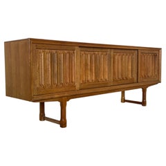 Skulpturale dänische Eichenholz-Credenza, geschnitzte Frontpaneele, brutalistischer Stil, 1960er Jahre