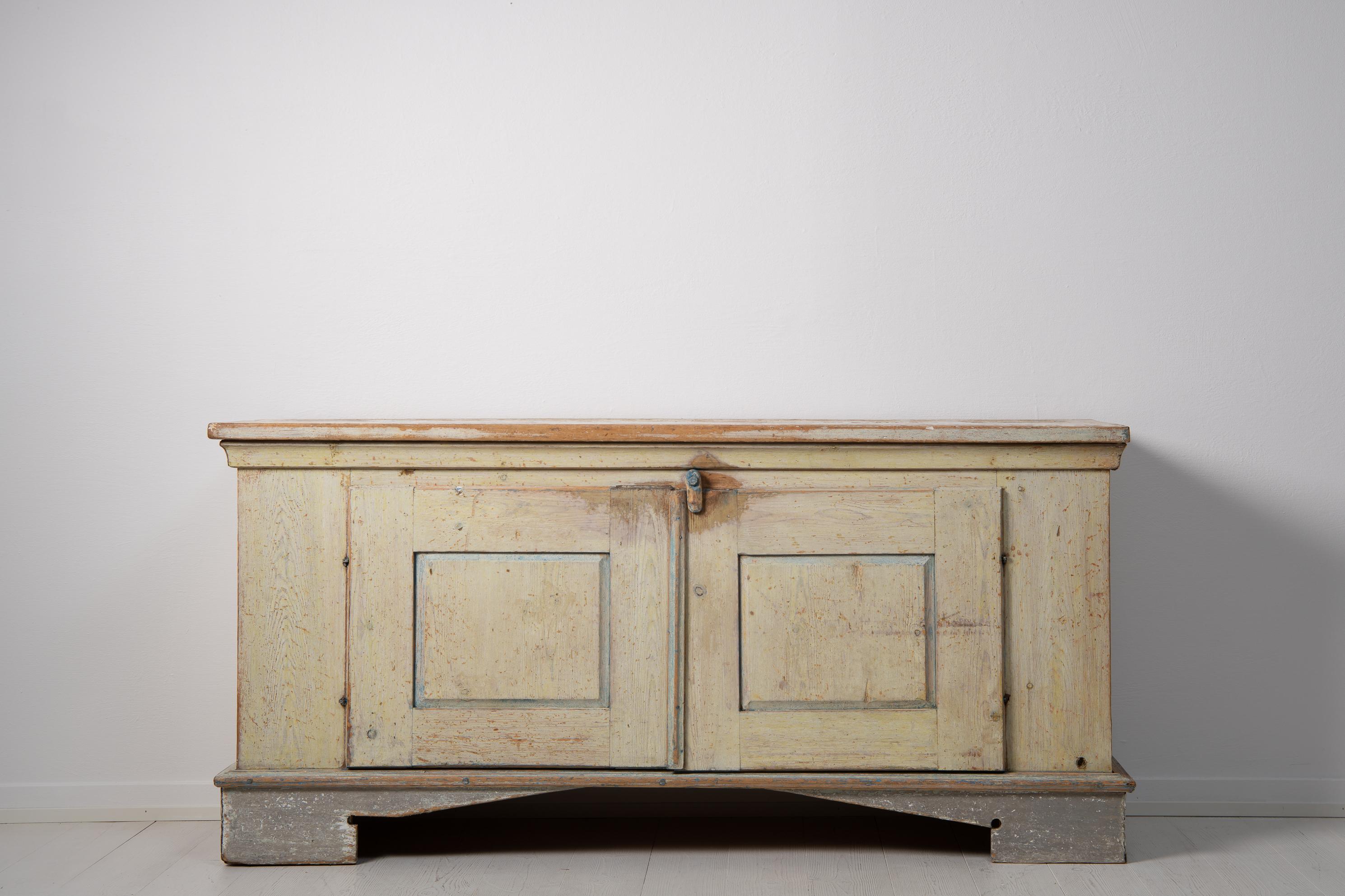 Low and wide Gustavian sideboard from Sweden made during the first years of the 19th century, 1800 to 1810. A Classic example of Swedish country house furniture with the characteristic Gustavian details. The sideboard is only 77 cm high and 159 cm
