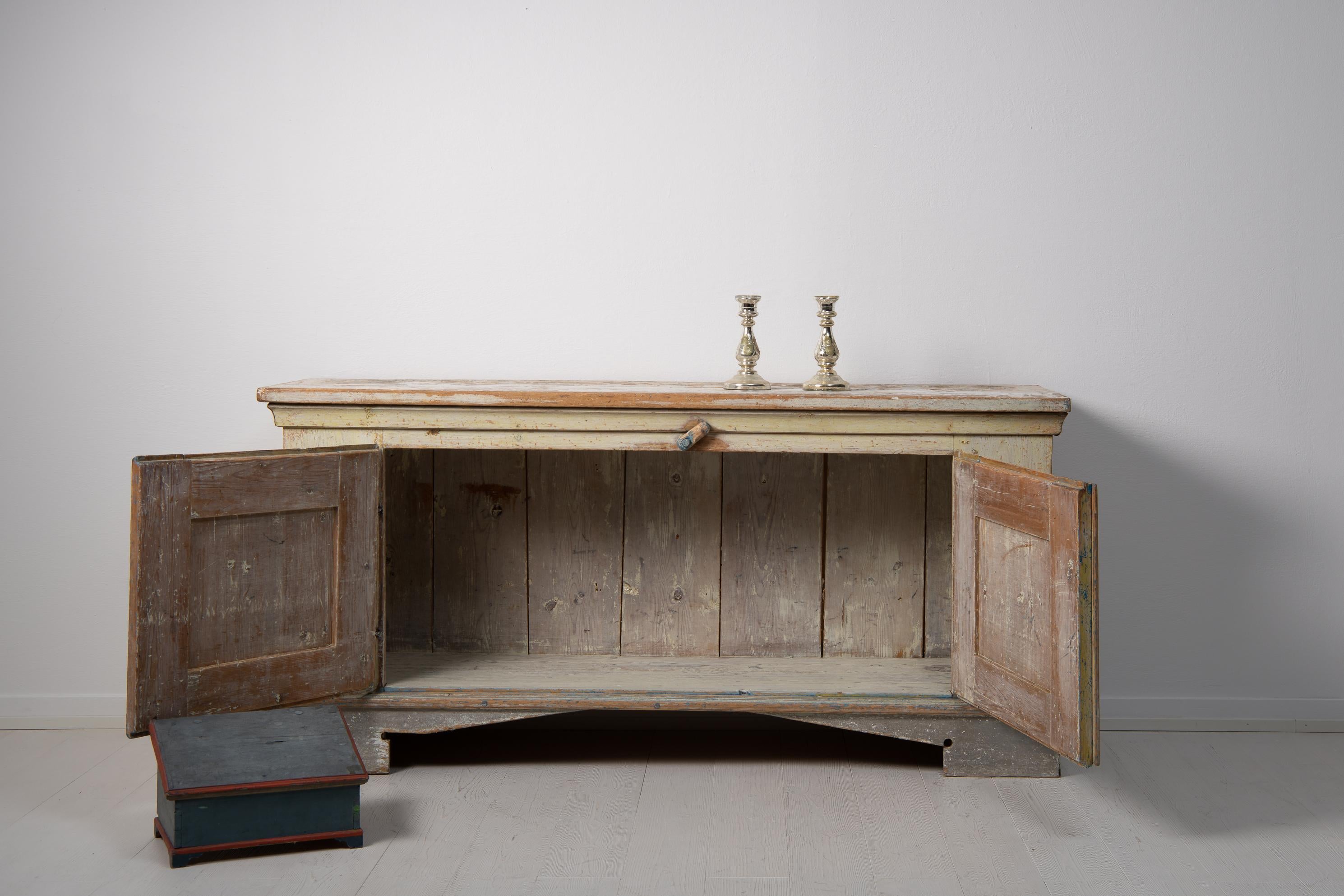 Low Early 19th Century Swedish Gustavian Country Sideboard In Good Condition In Kramfors, SE