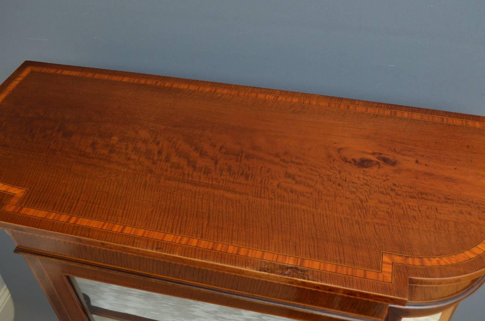 Sn4332 Edwardian mahogany and inlaid china cabinet of unusually low design, having satinwood crossbanded top above a glazed door fitted with working lock and a key, enclosing 3 relined shelves, all flanked by bowed glazed sides, standing on tapering