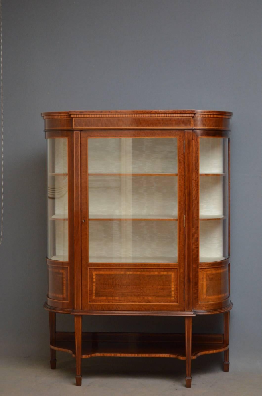 Low Edwardian Display Cabinet In Excellent Condition In Whaley Bridge, GB