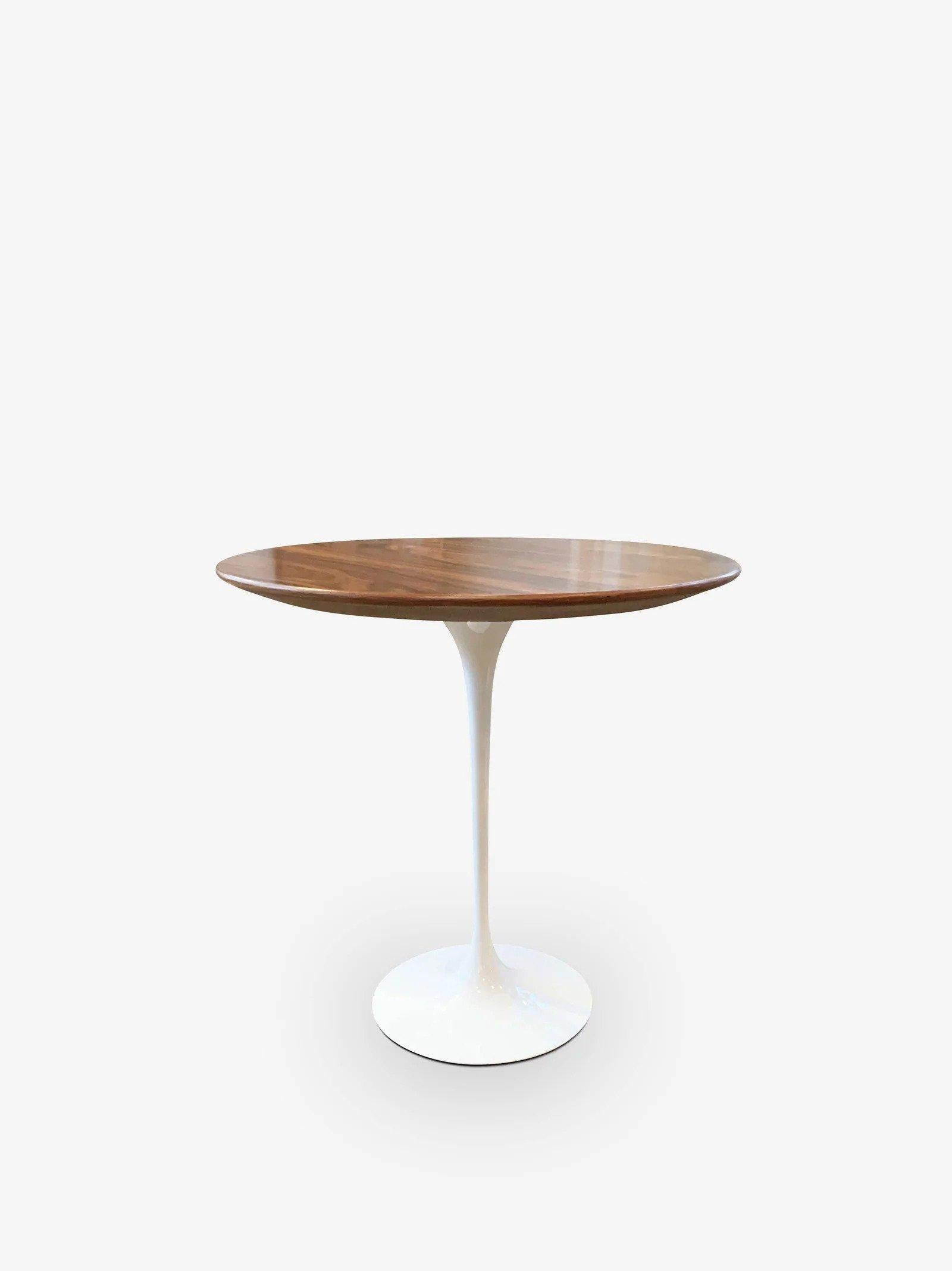 Américain Petite table ronde Eero Saarinen avec plateau en bois de rose et base blanche en vente