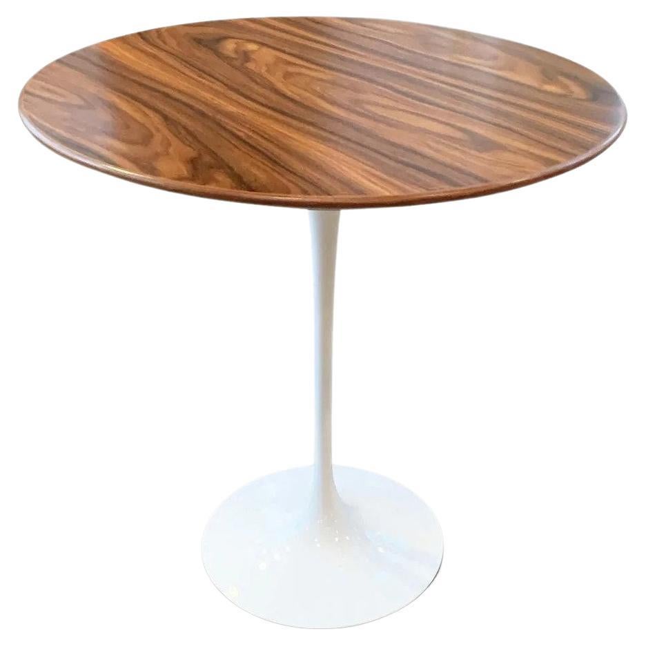 Petite table ronde Eero Saarinen avec plateau en bois de rose et base blanche en vente