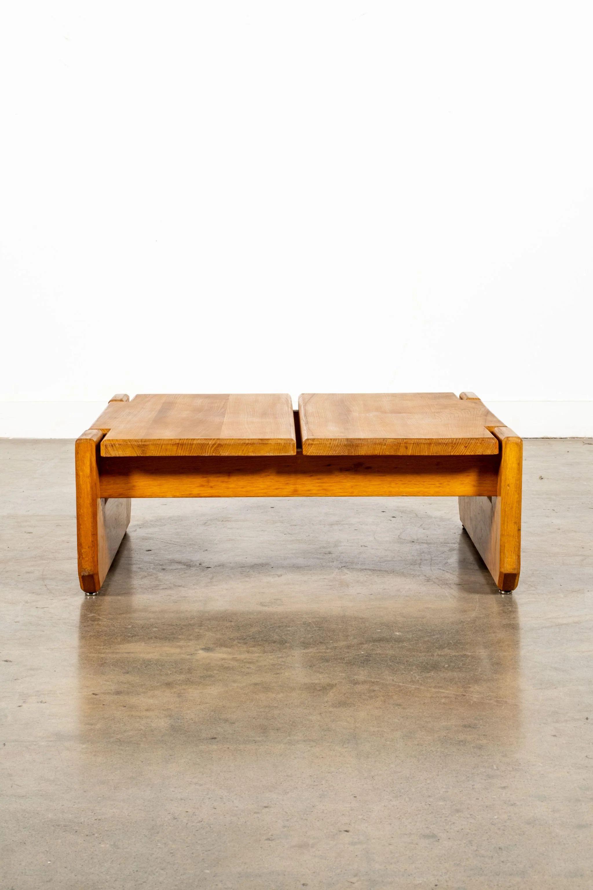 Niedriger Ulmen-Couchtisch (Moderne der Mitte des Jahrhunderts) im Angebot