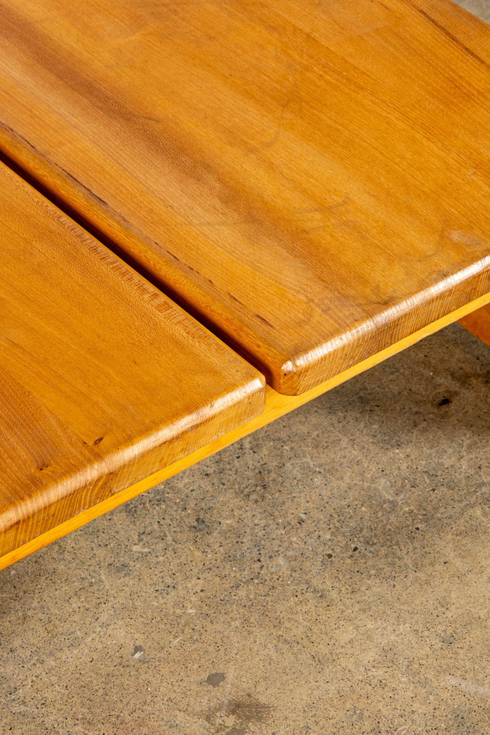 Niedriger Ulmen-Couchtisch (Holz) im Angebot