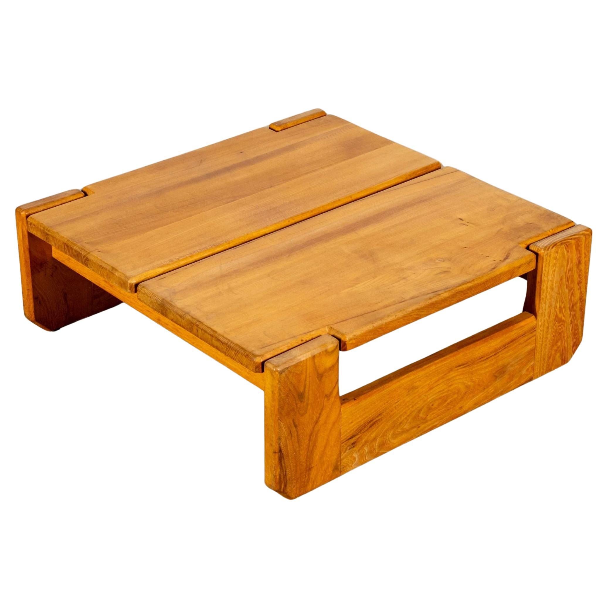 Niedriger Ulmen-Couchtisch im Angebot