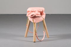 Taburete contemporáneo rosa Madera recuperada Acento rosa de bolso de Curro Claret