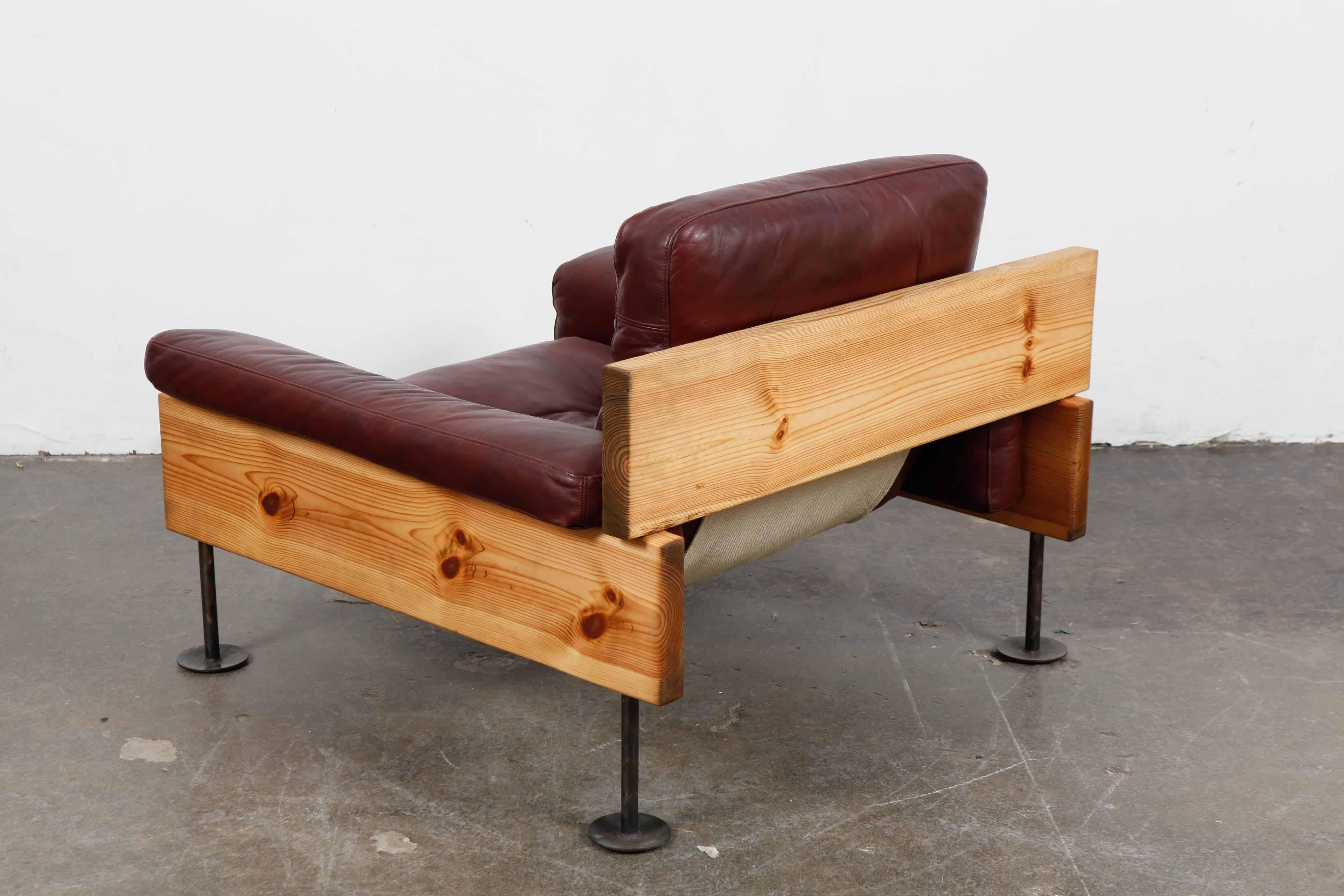 Low Finnish Lounge Chair by Hannu Jyräs in Solid Pine with Original Leather In Good Condition In North Hollywood, CA