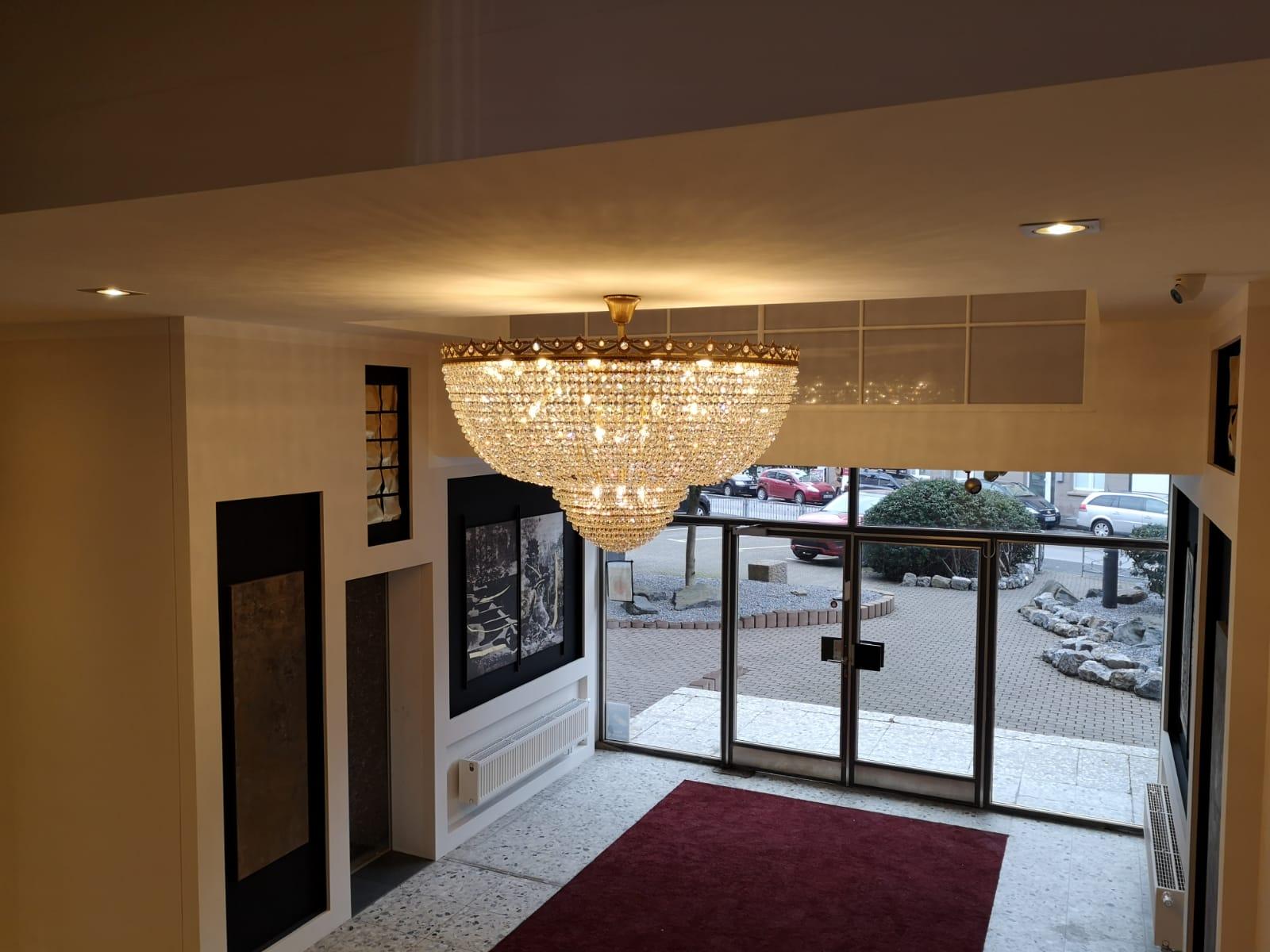 New Montgolfière style chandelier Empire style smaller larger possible. Lead crystal.
- House production. Made in Berlin.
- Available in several sizes
Measures: Diameter 64 cm, high 45cm,
11 x E14 bulbs.
Low flush mount crystal chandelier Empire big