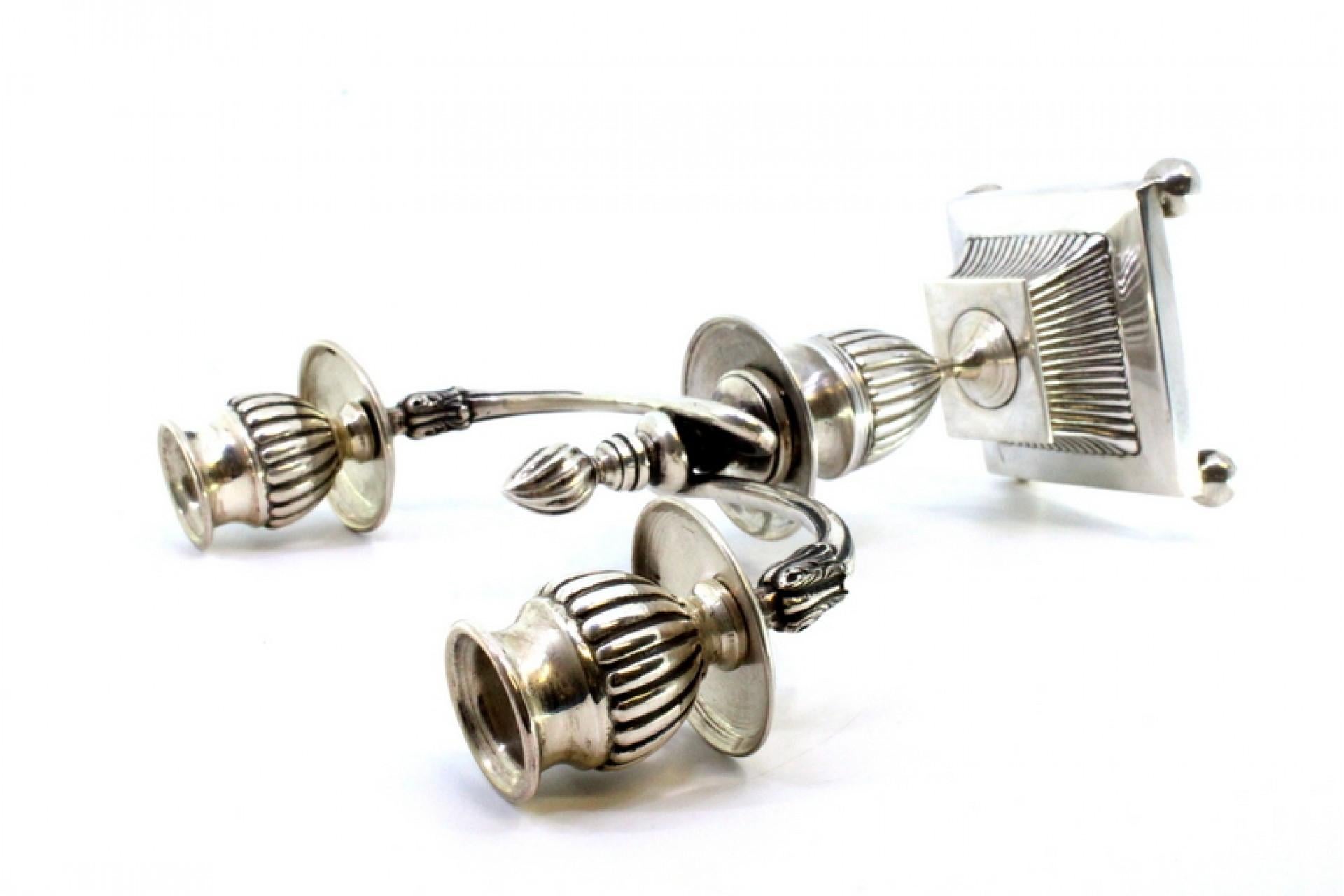 Européen Low fluted silver candelabrum with two lights on square base with sphere feet en vente