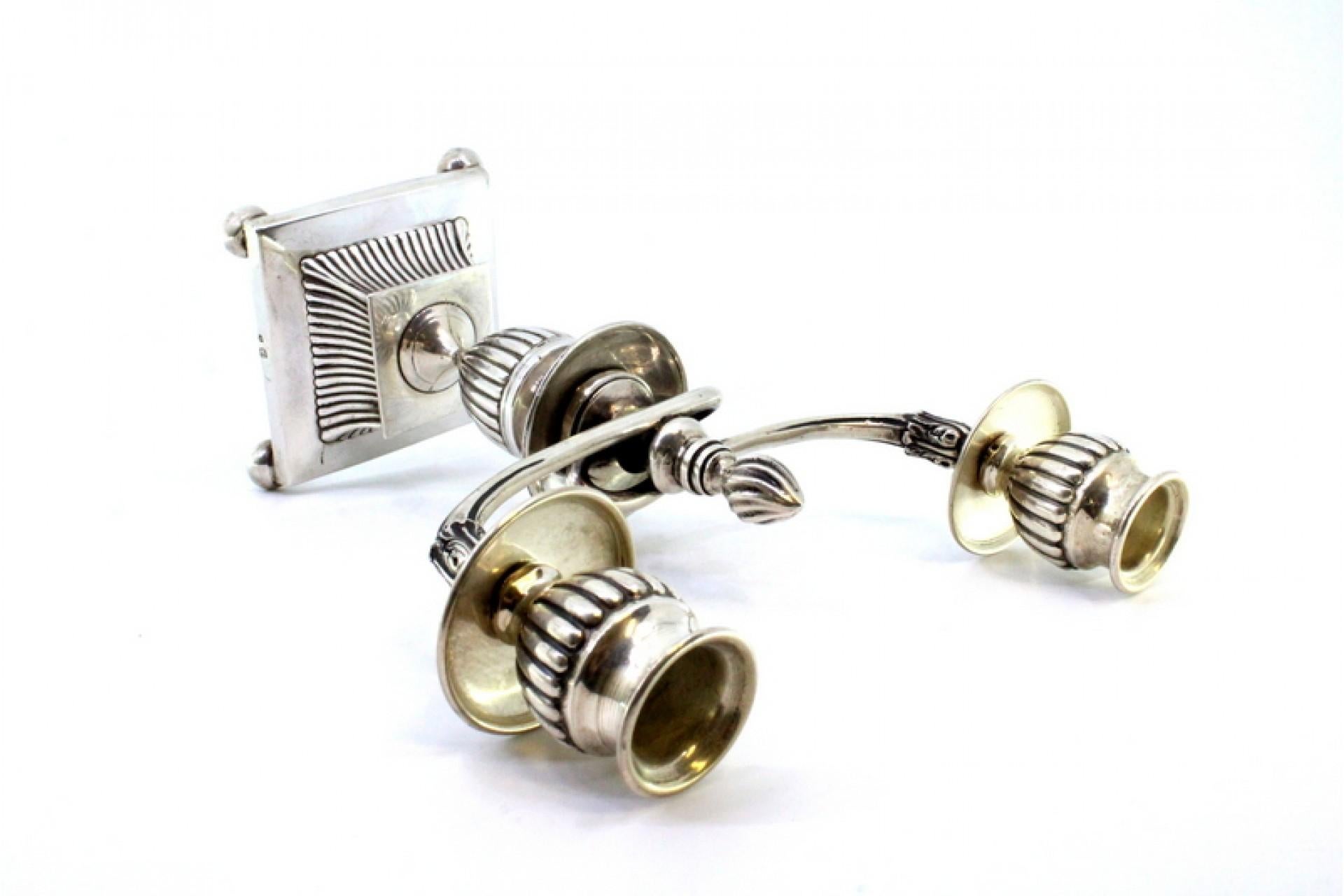 Low fluted silver candelabrum with two lights on square base with sphere feet Bon état - En vente à Porto, PT