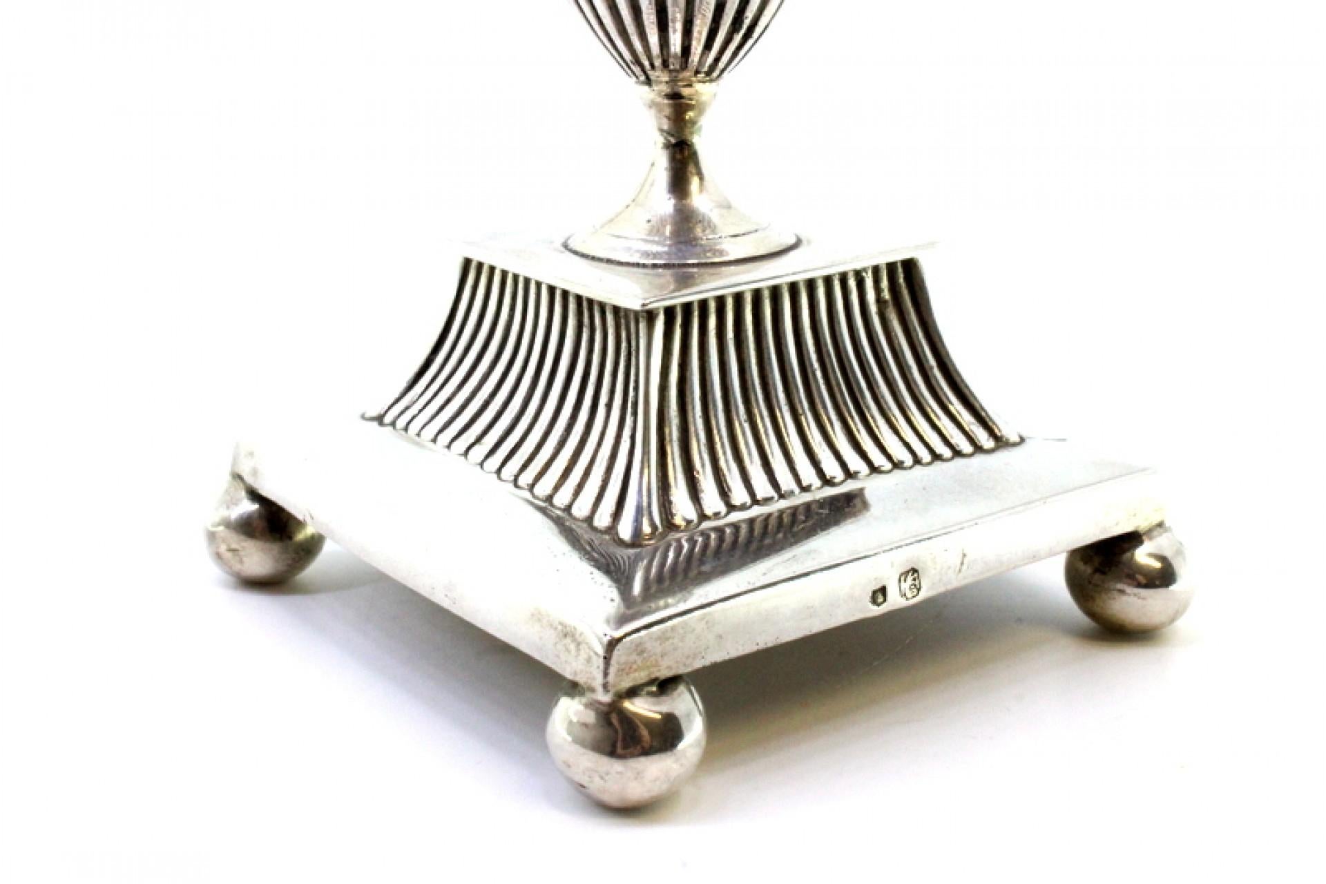 20ième siècle Low fluted silver candelabrum with two lights on square base with sphere feet en vente