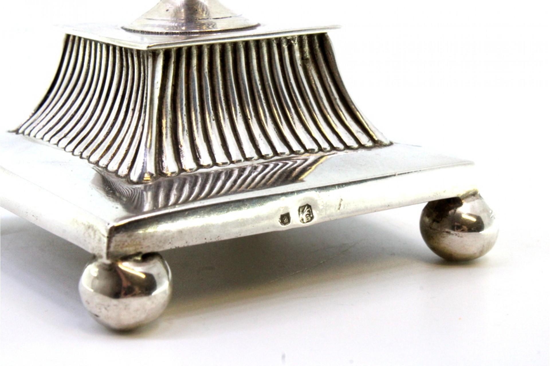 Argent Low fluted silver candelabrum with two lights on square base with sphere feet en vente