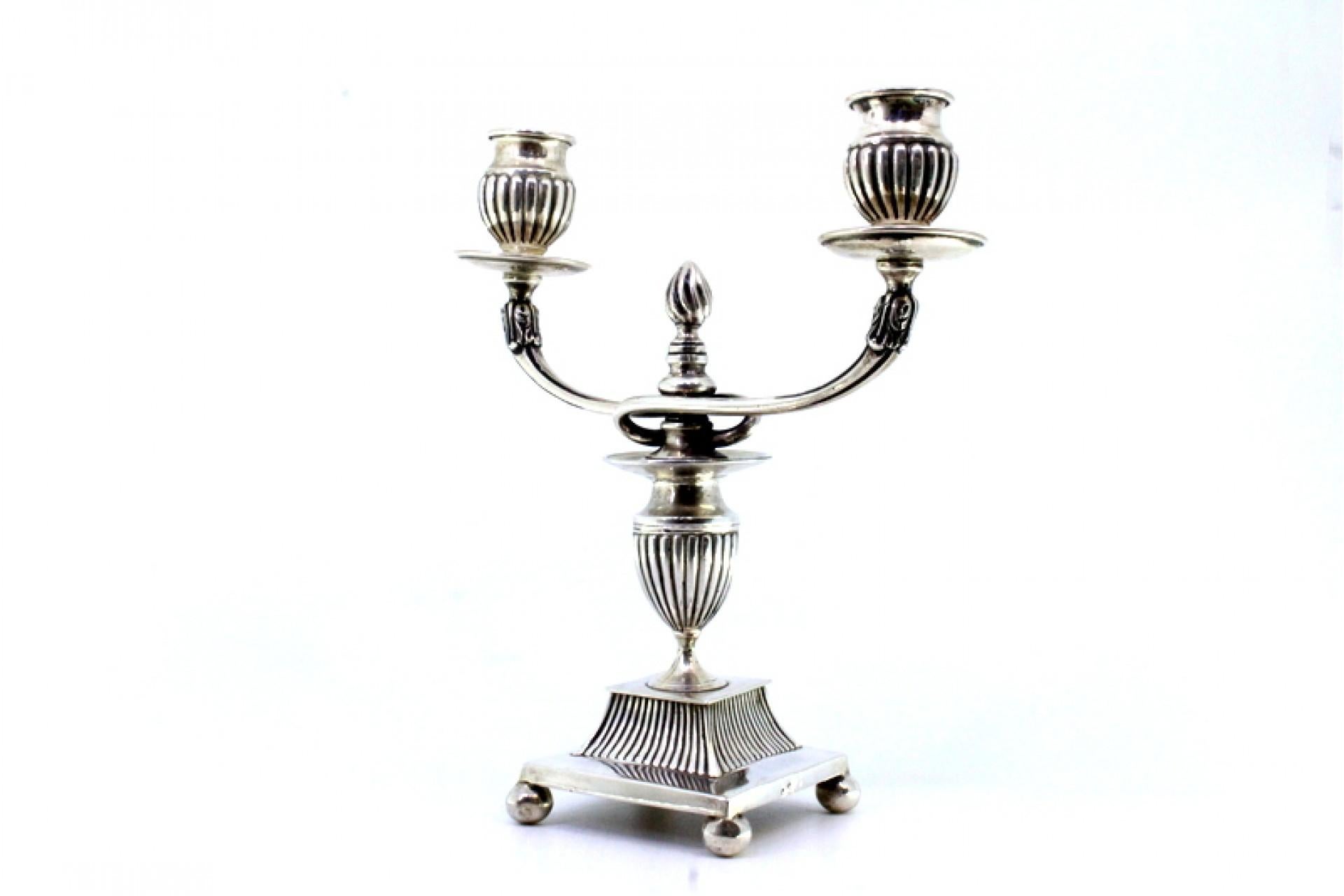 Low fluted silver candelabrum with two lights on square base with sphere feet en vente 1