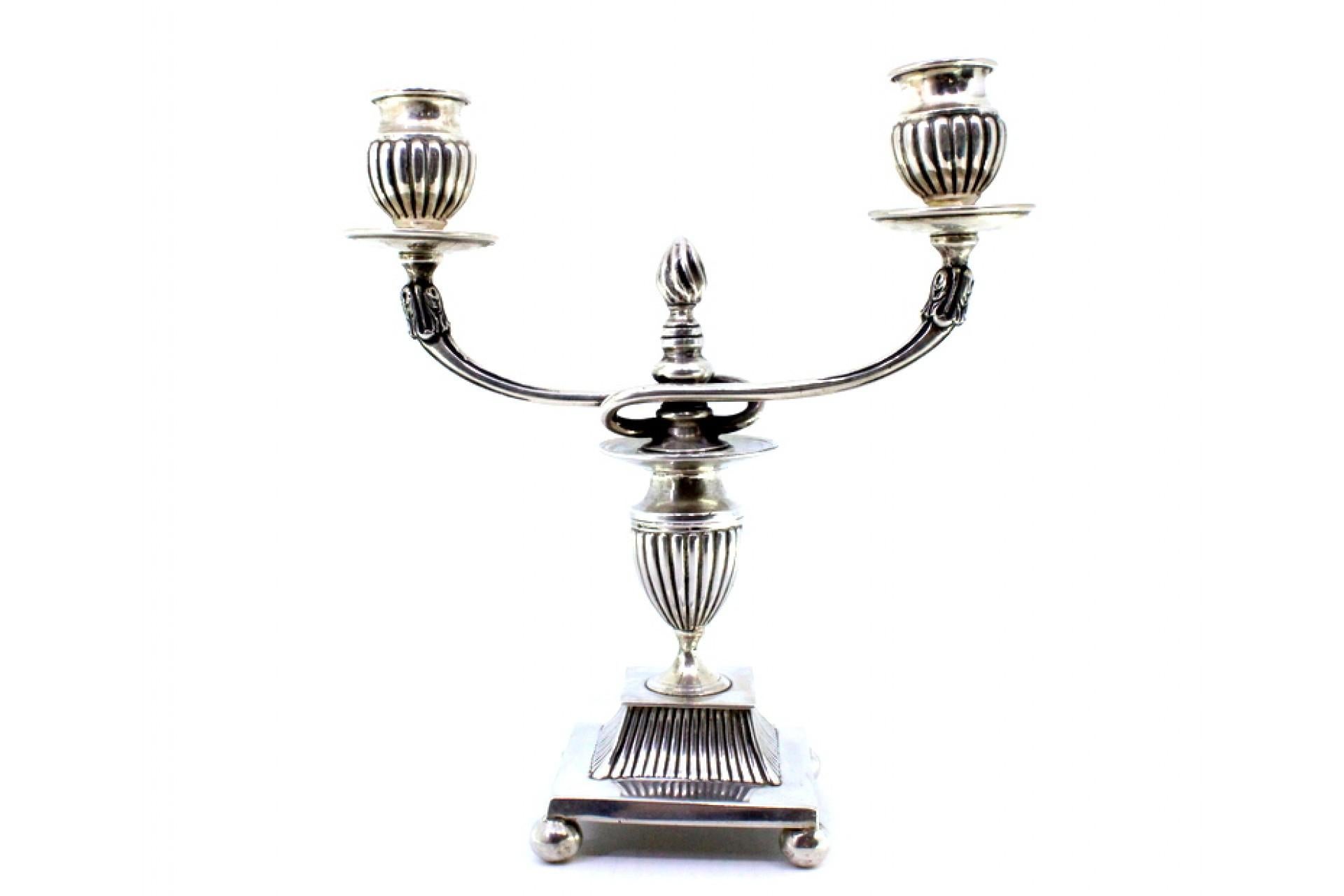 Low fluted silver candelabrum with two lights on square base with sphere feet en vente 2