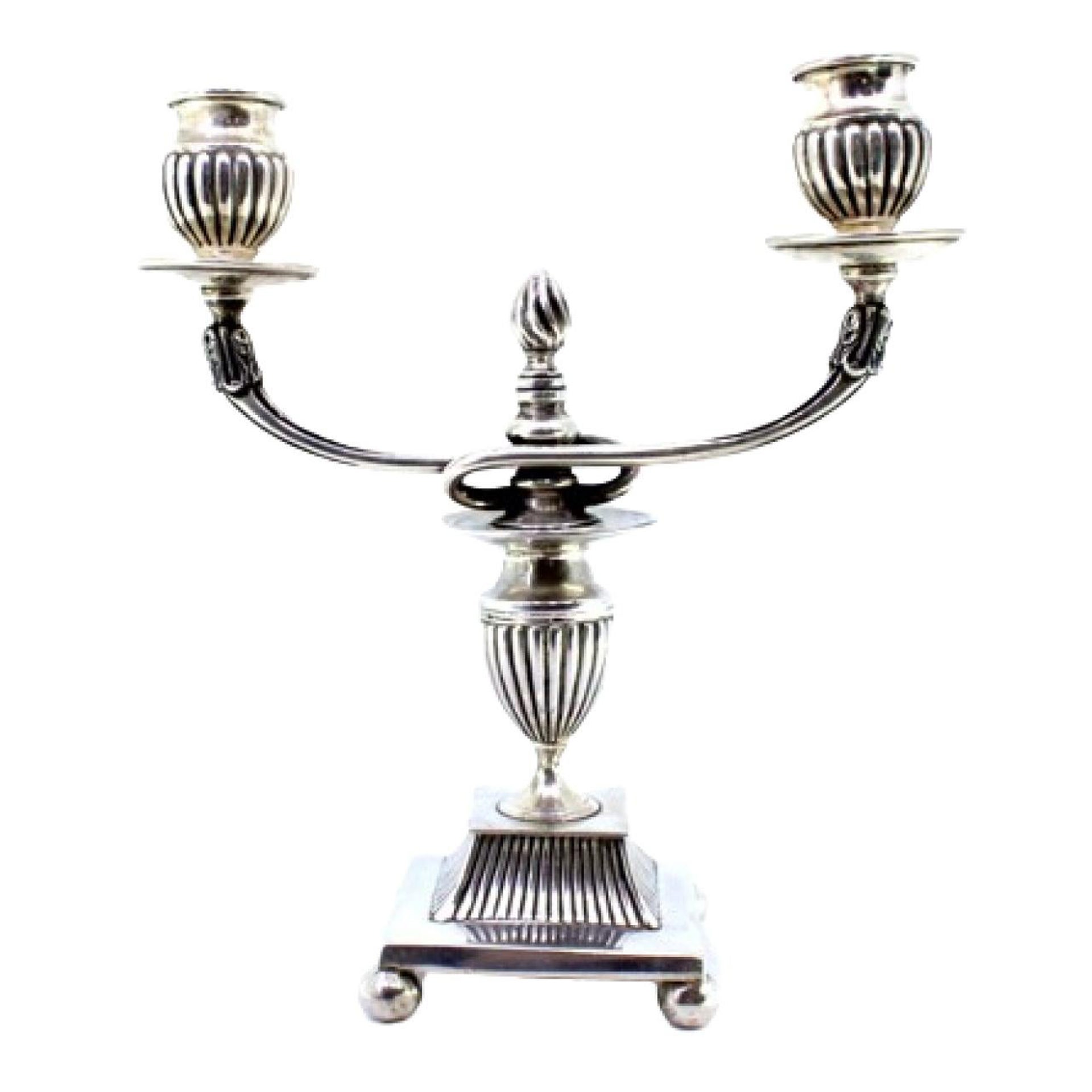 Low fluted silver candelabrum with two lights on square base with sphere feet en vente