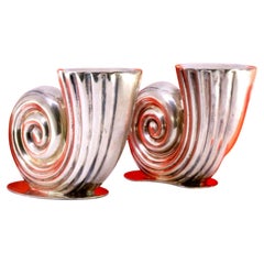 Niedrige, kannelierte Silberleuchter in Form von Schnecken auf ovalen Sockeln