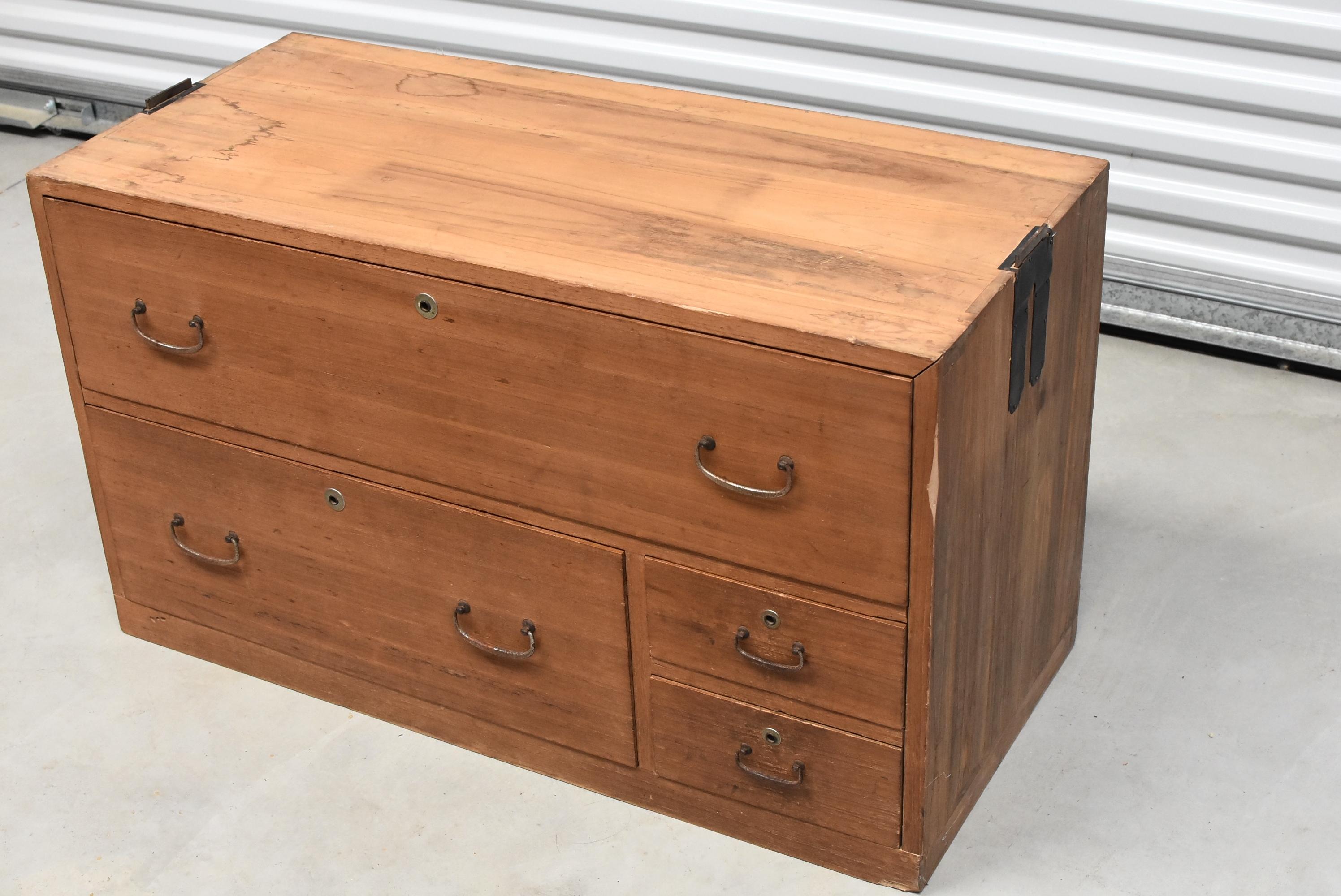 Low Four-Drawer Japanese Tansu Chest in Natural Finish In Good Condition In Somis, CA