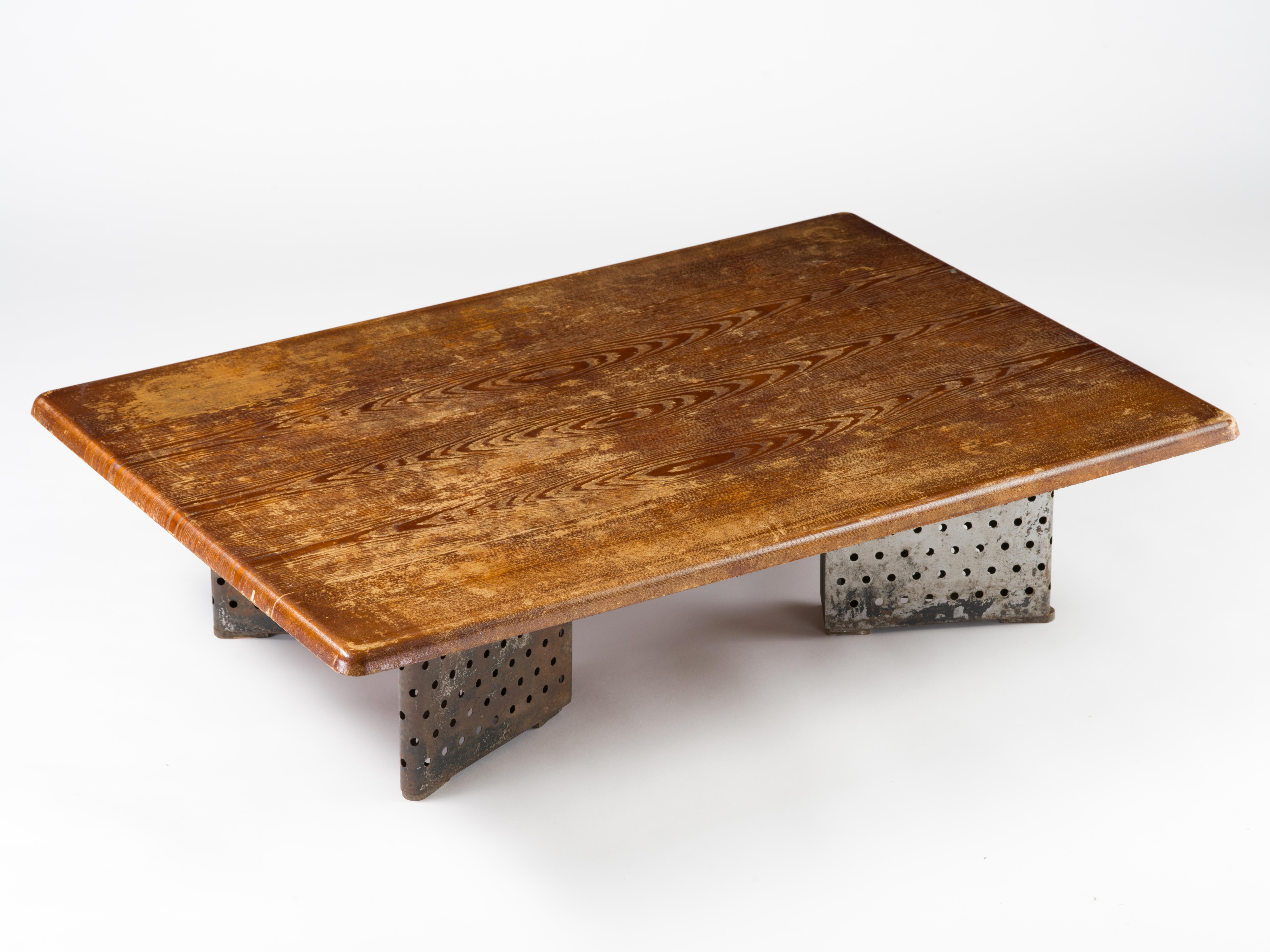 Mid-Century Modern Table basse moderniste française en chêne et acier perforé, datant d'environ 1955 en vente