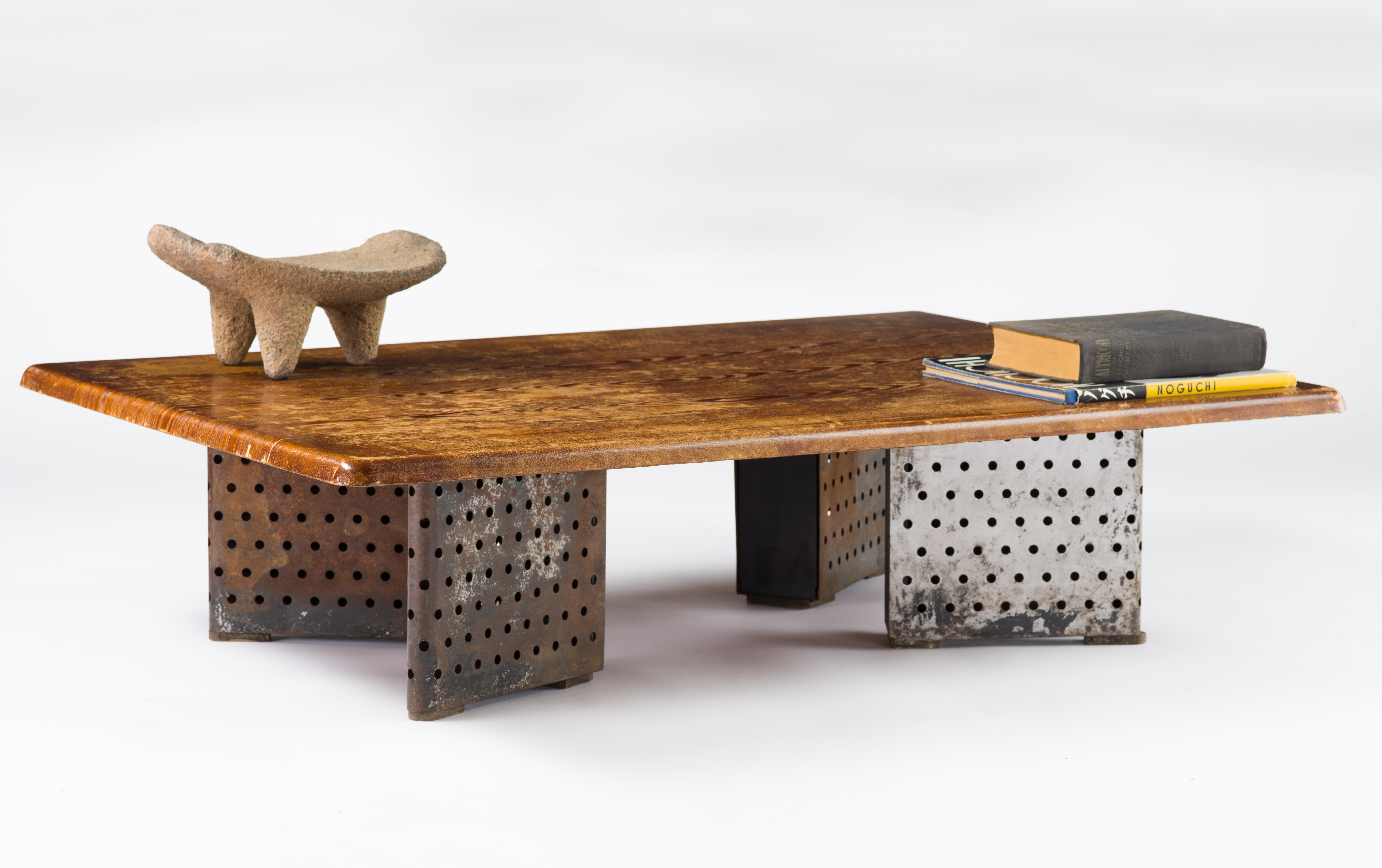 Mid-Century Modern Table basse moderniste française en chêne et acier perforé, vers 1955 en vente
