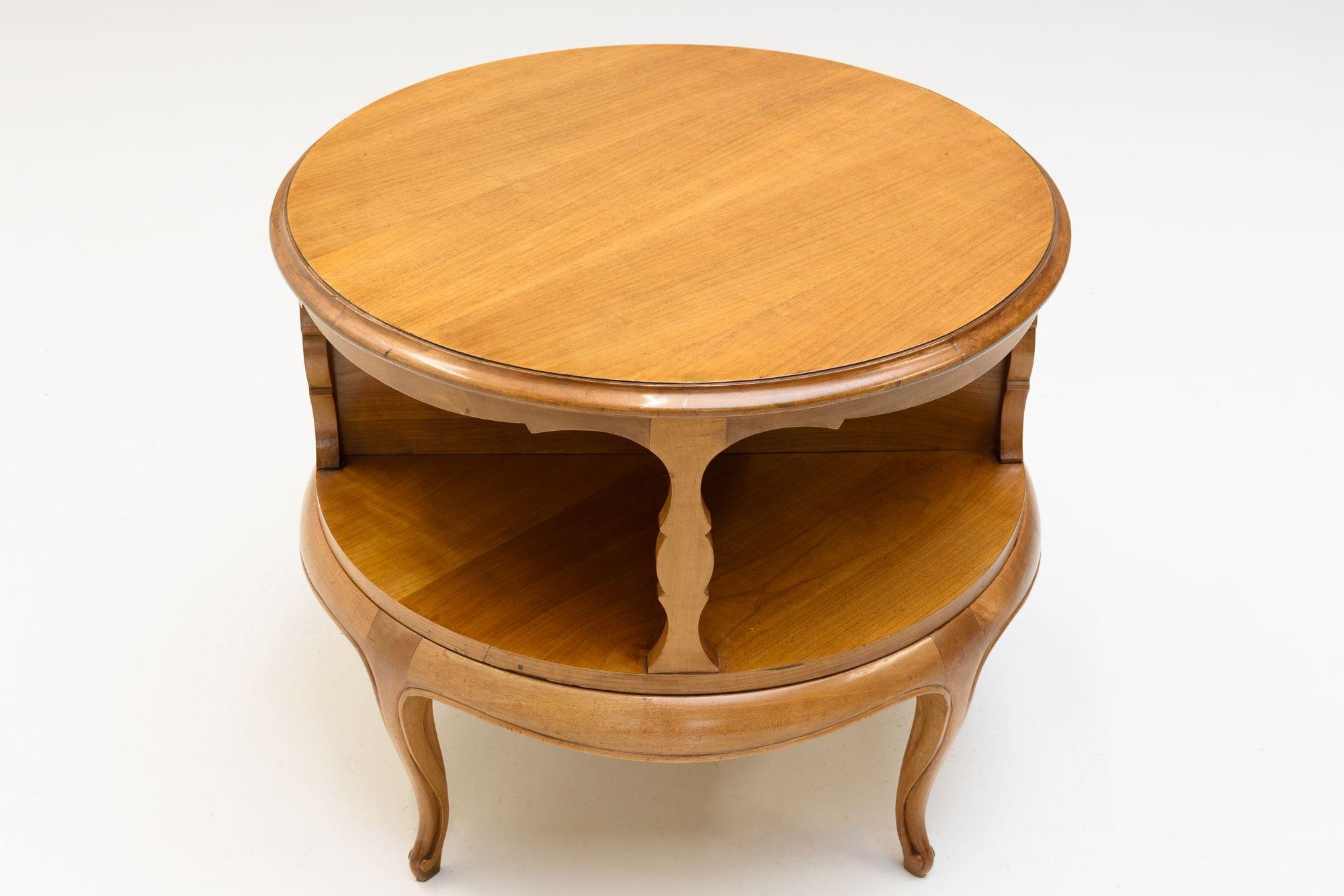 Libreria bassa girevole francese in legno di raso. Circa 1930
H. 62cm L. 70cm P. 70cm