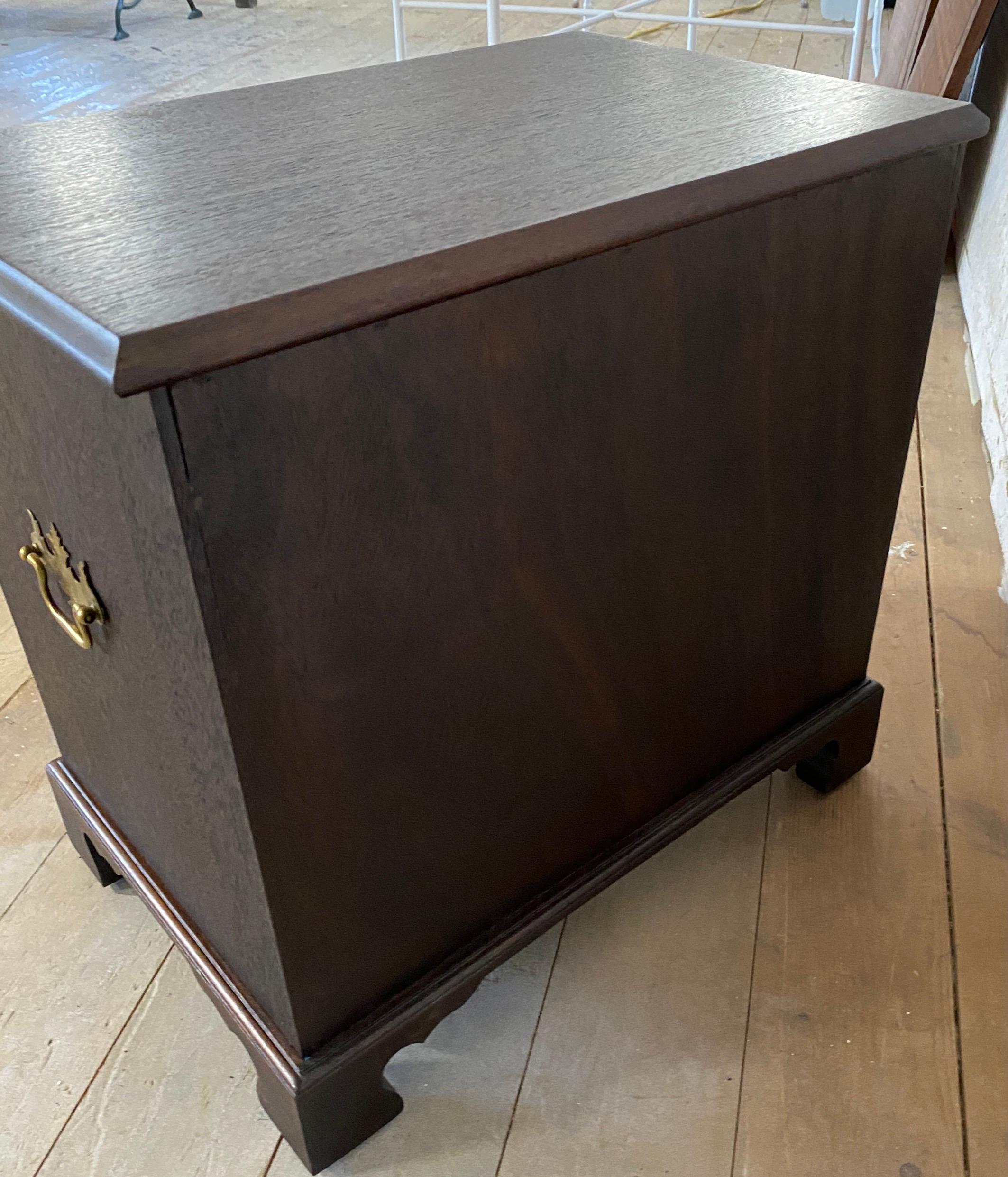 English George III Chippendale style small mahogany chest of drawers with plate handles. The chest has three dovetail drawers on bracket feet.
This functional little chest is a great size, small enough to be useful anywhere.