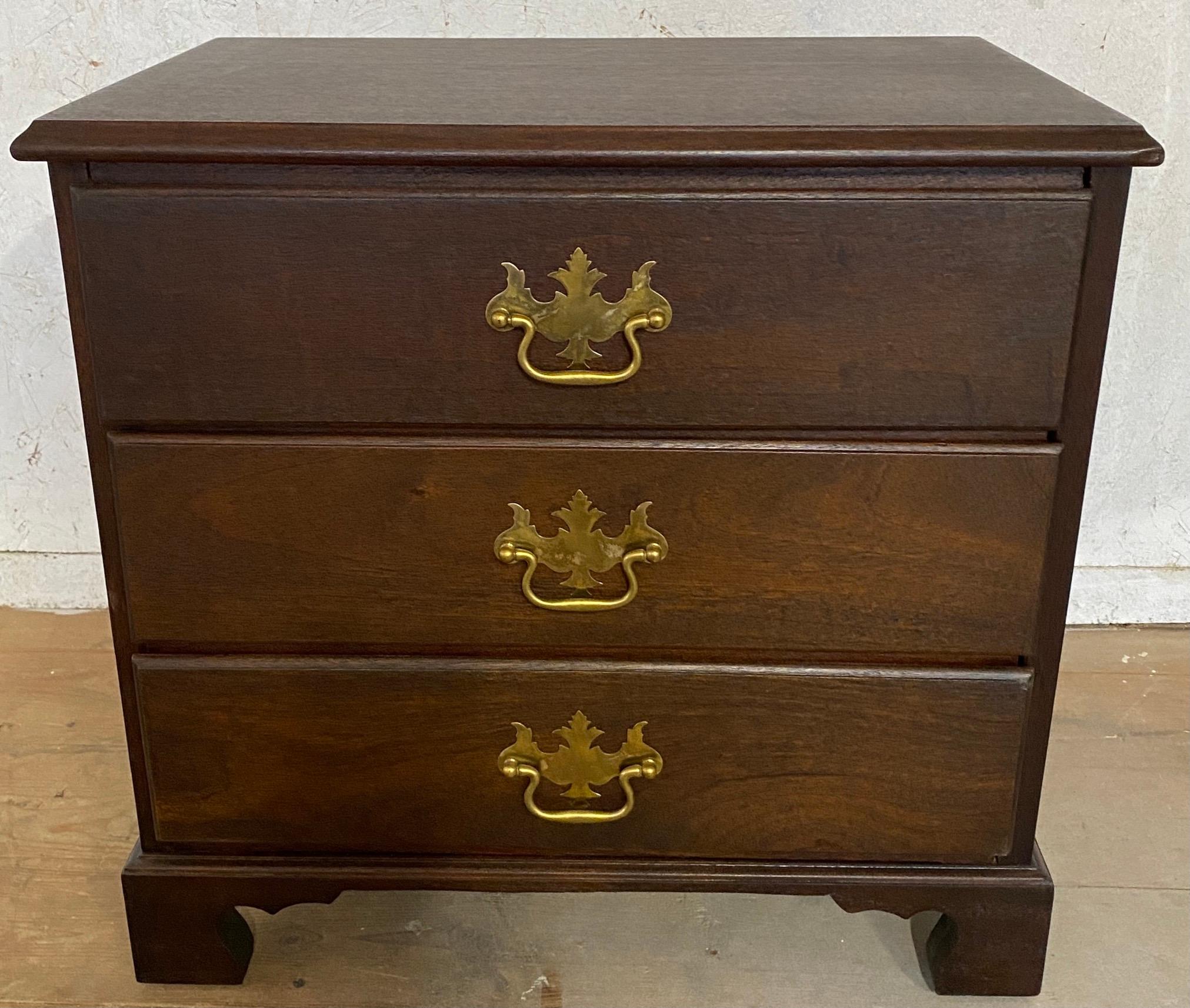 Low Georgian Style Mahogany Chest/Nightstand or End Table In Good Condition For Sale In Sheffield, MA