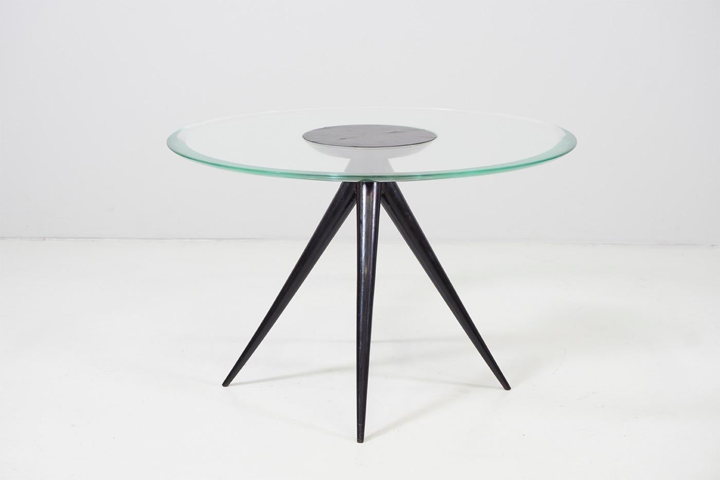 Chic round low table with black lacquered, wooden legs. Manufactured by Fontana Arte, designed by Pietro Chiesa.