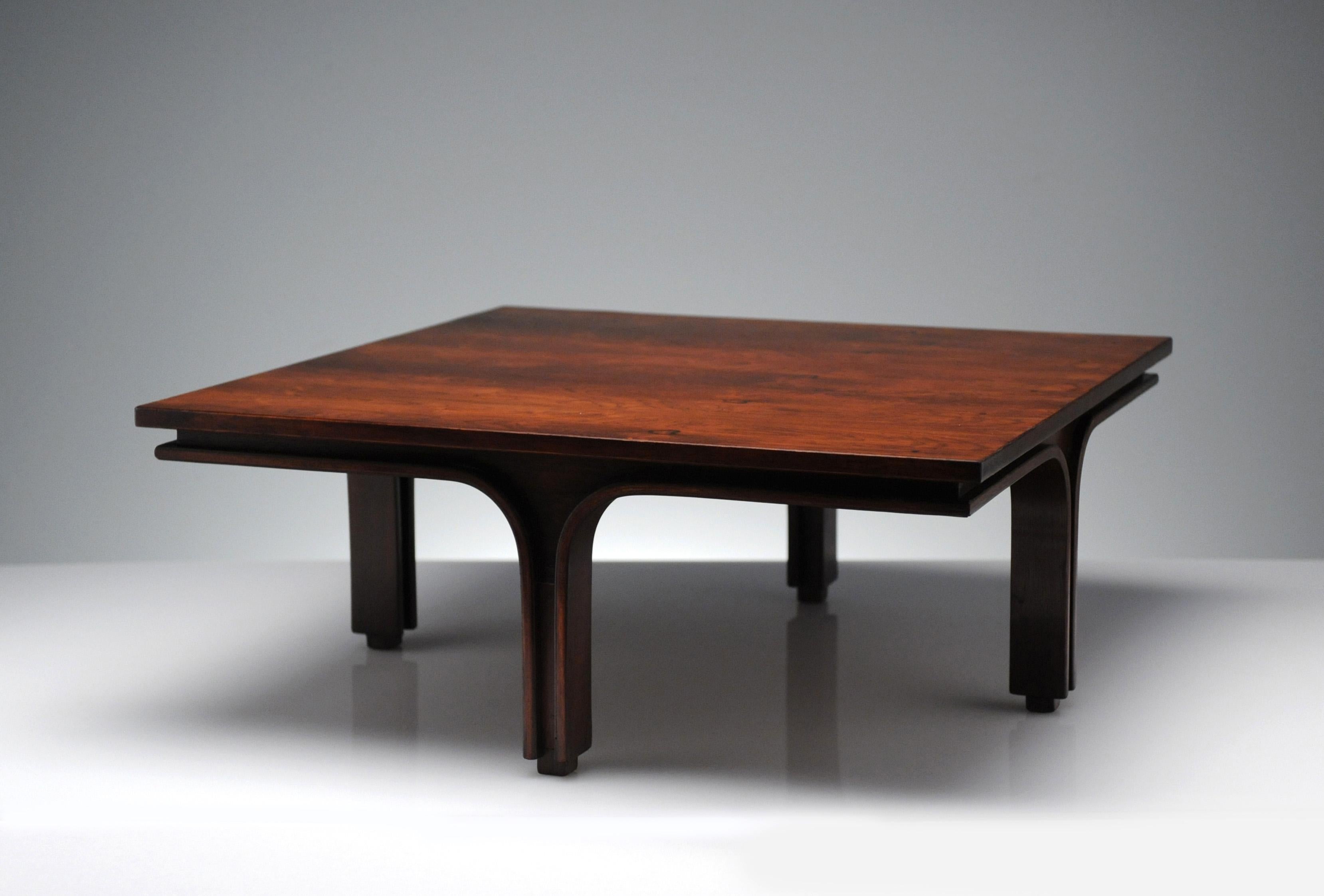 Beautiful Italian rosewood coffee table by Gianfranco Frattini for Bernini, 1956. Uncommon design. Table measures 27.75