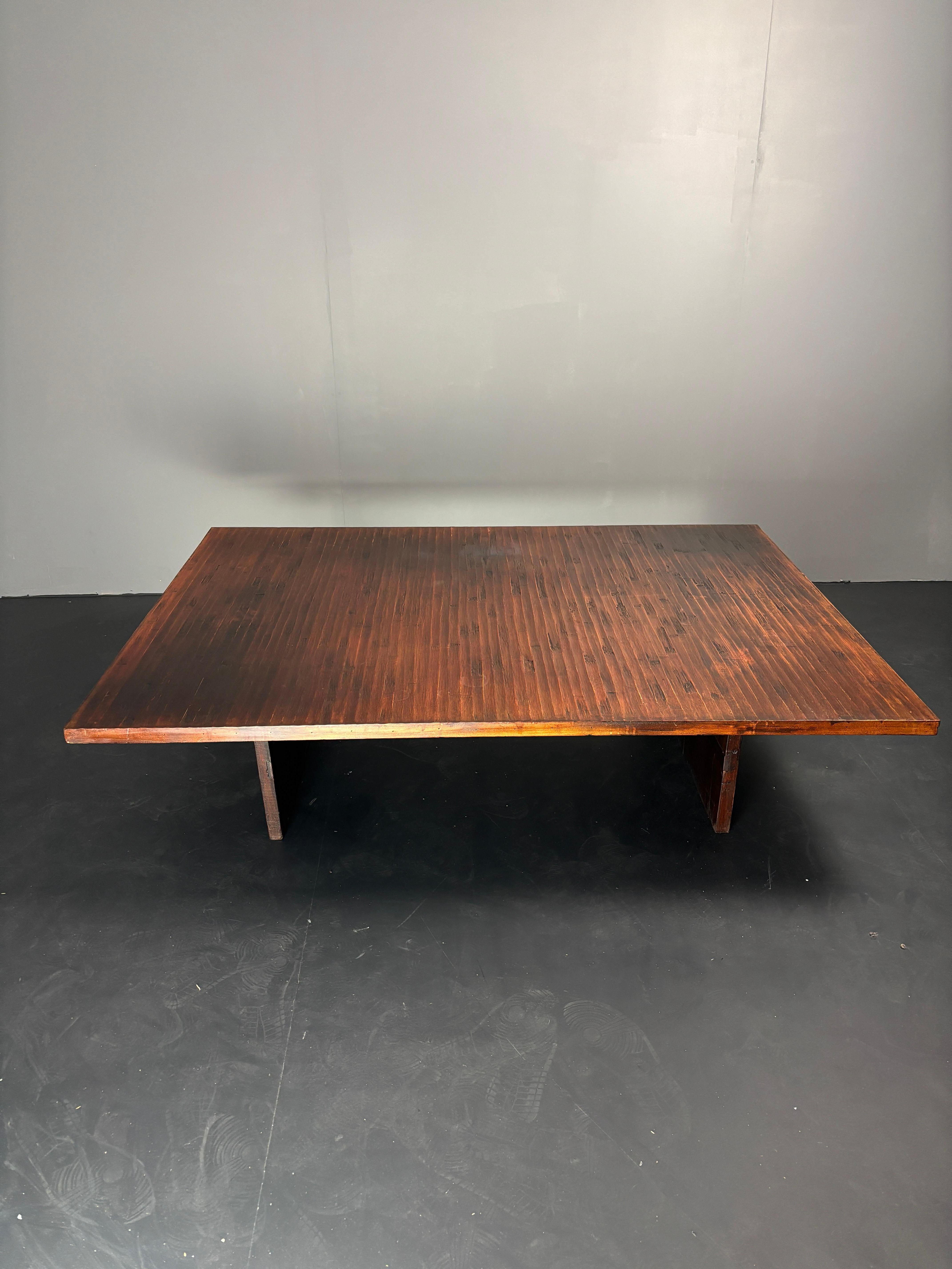Superbe table basse en bambou brûlé par Axel Vervoordt, Belgique, années 1980. Cette table est en bon état vintage avec seulement une très légère décoloration sur le dessus comme on peut le voir sur la photo. Il semble qu'il y ait eu une réparation