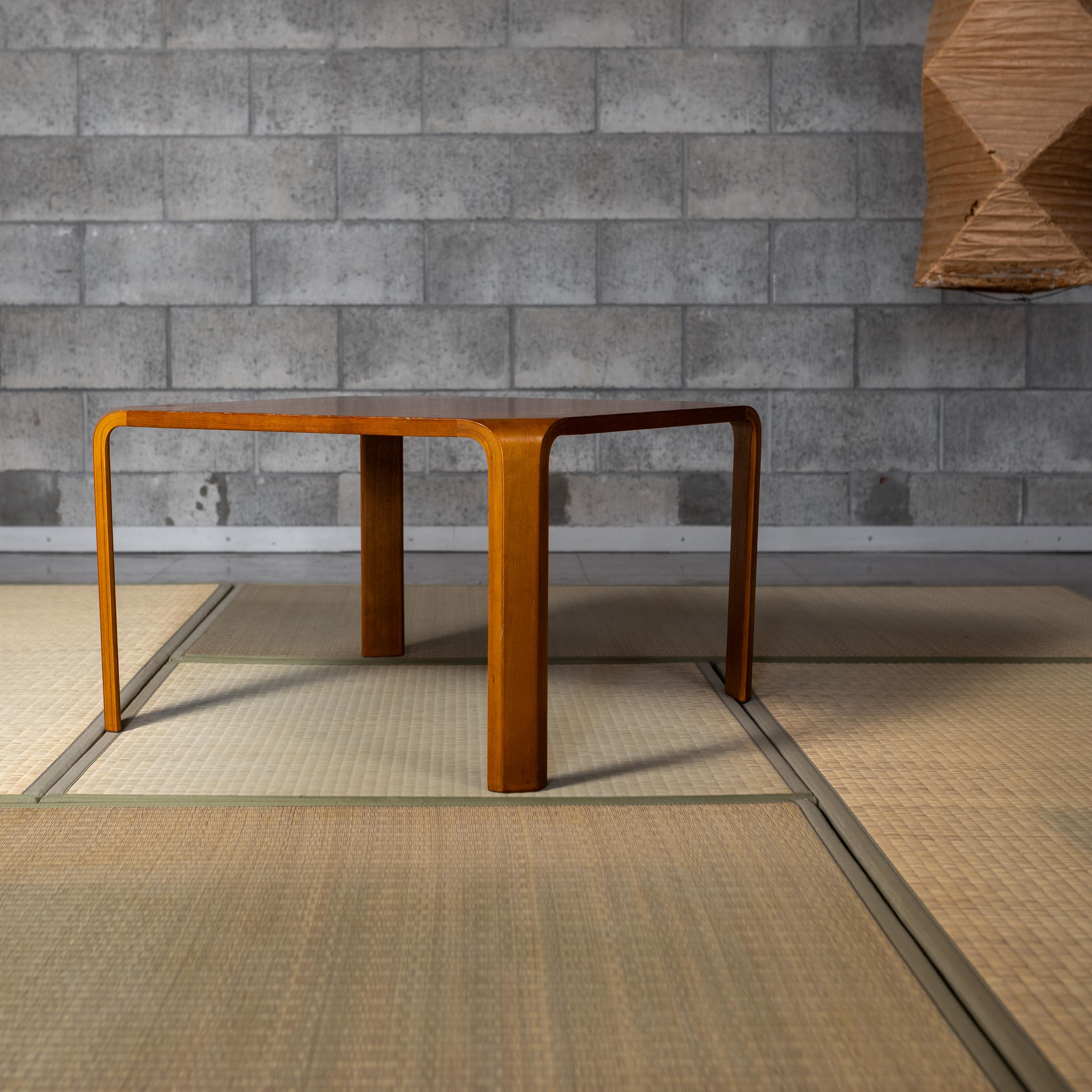 Ce modèle de table a été conçu par l'ingénieur Inai Saburo, qui a soutenu les premiers développements de Tendo Woodworking.  Le plateau de la table n'a pas d'angles et présente de belles courbes qui s'étendent jusqu'aux pieds.  Elle est recommandée