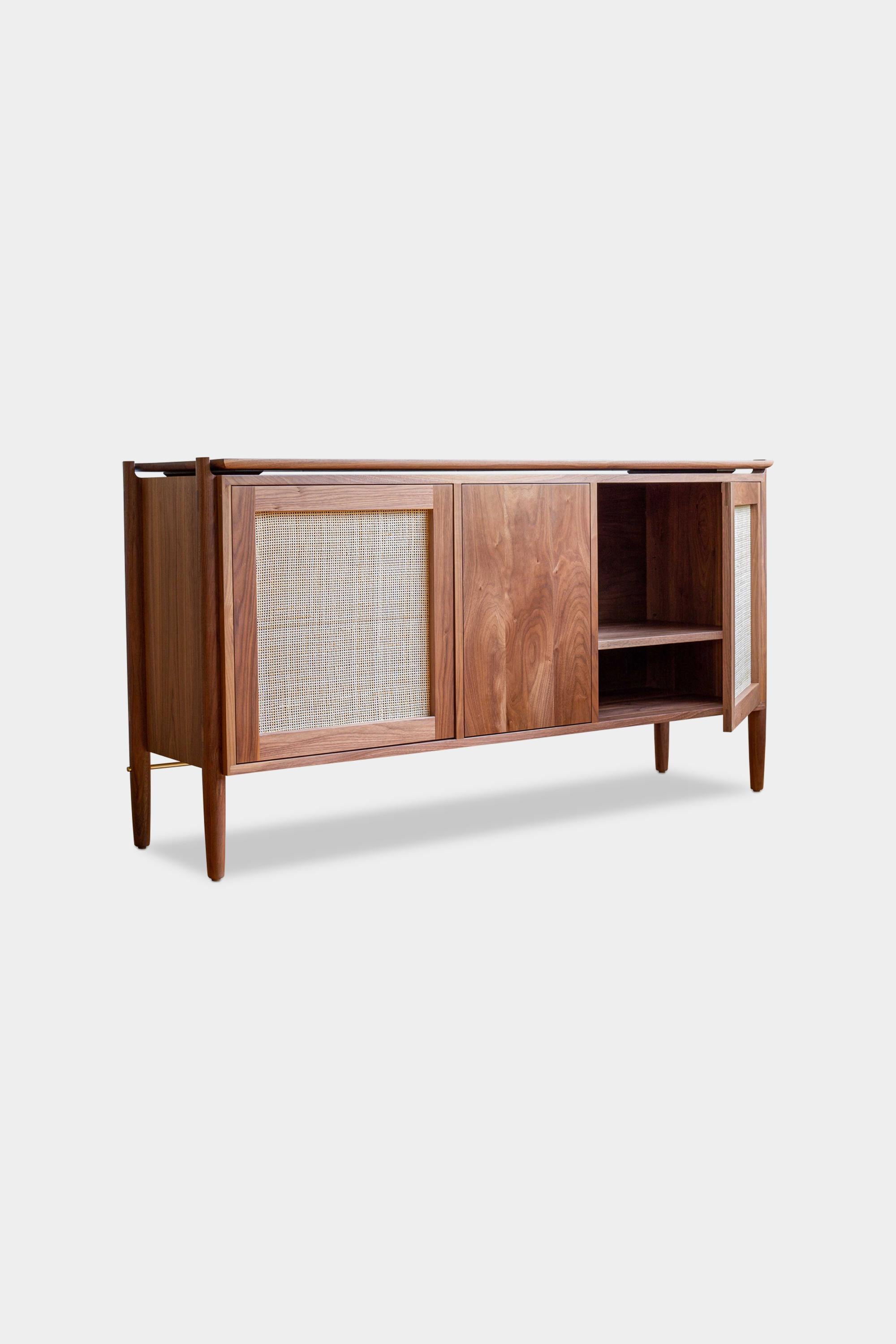 Niedriges KABOT Sideboard aus Nussbaumholz mit 3 Schranktüren im Zustand „Neu“ im Angebot in North Hollywood, CA