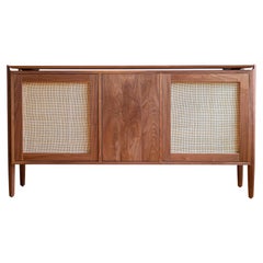Niedriges KABOT Sideboard aus Nussbaumholz mit 3 Schranktüren