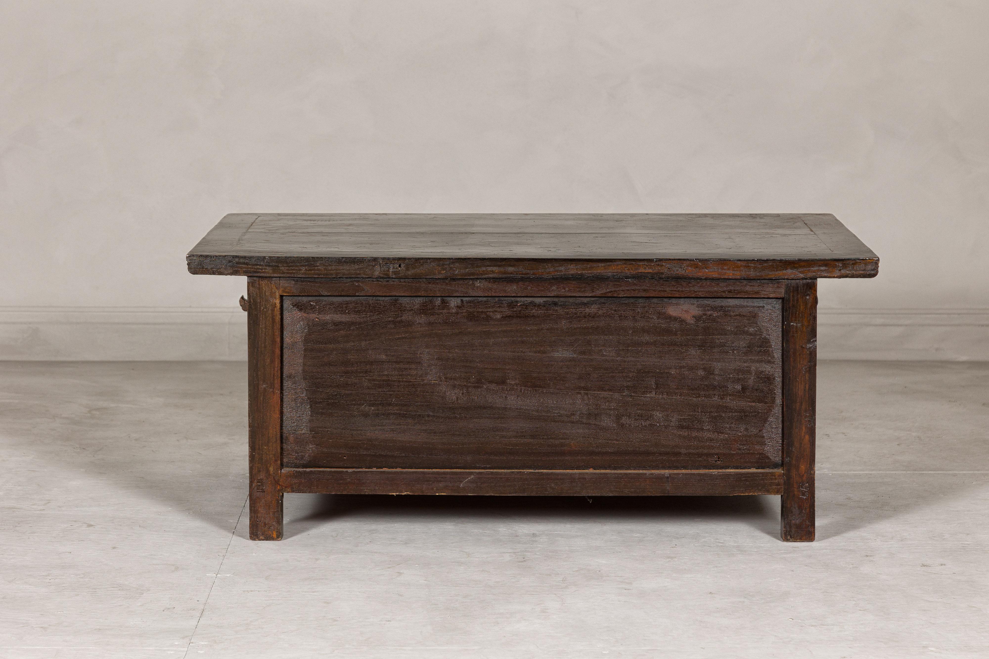 Buffet bas Kang sculpté avec finition Brown Distressed et deux petites portes en vente 8