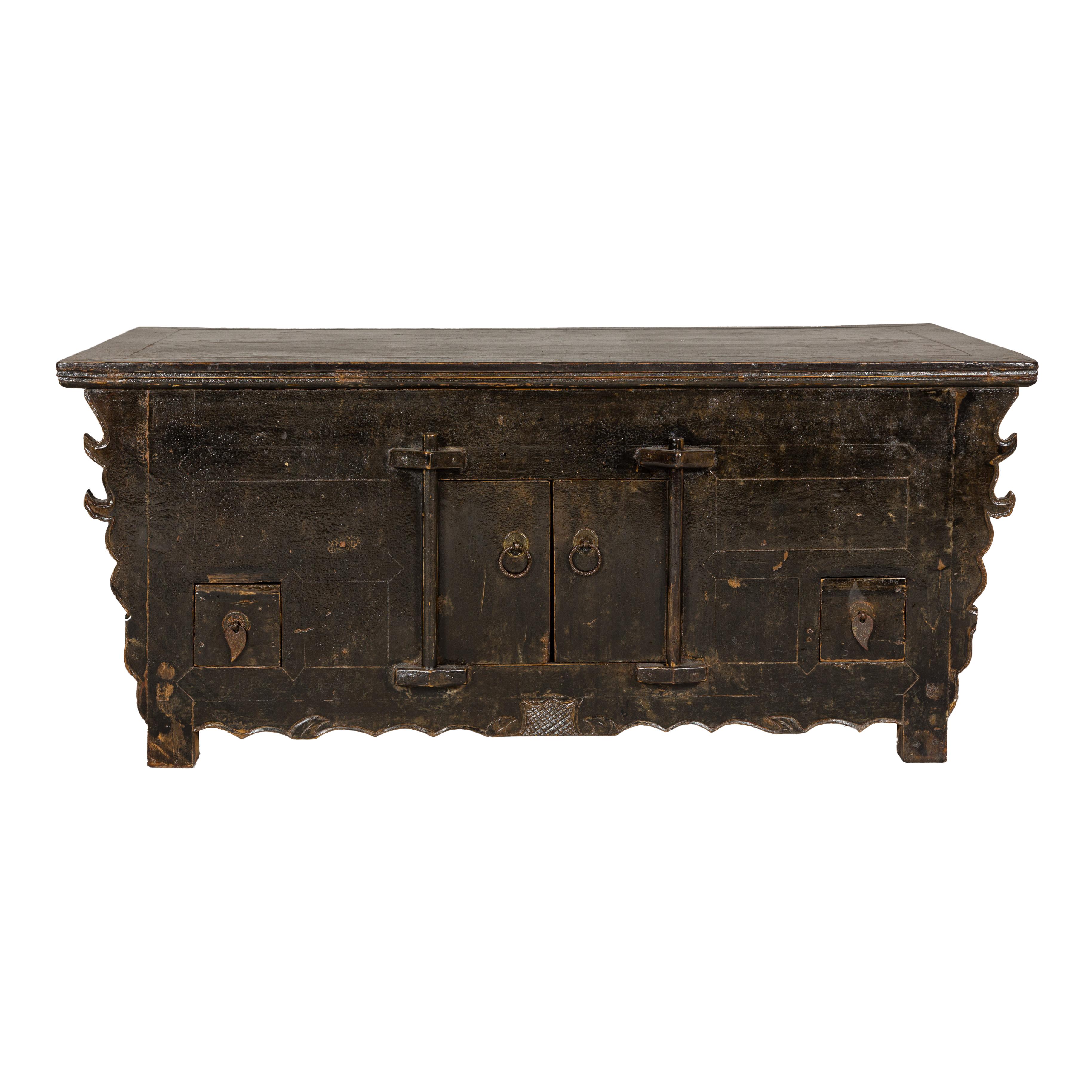 Buffet bas Kang sculpté avec finition Brown Distressed et deux petites portes en vente 12