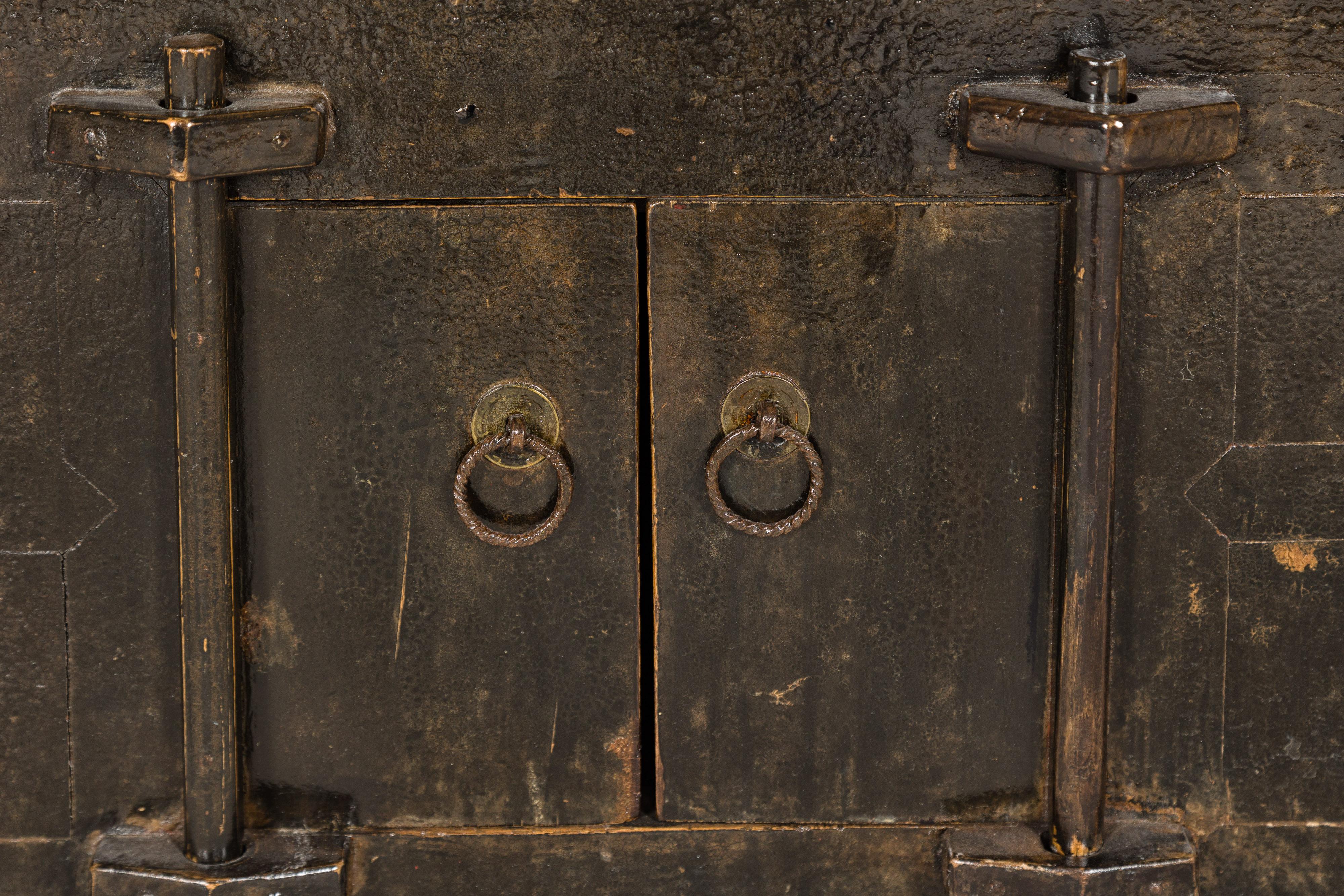 Niedriges, geschnitztes Kang Sideboard mit braunem Distressed Finish und zwei kleinen Türen im Zustand „Gut“ im Angebot in Yonkers, NY