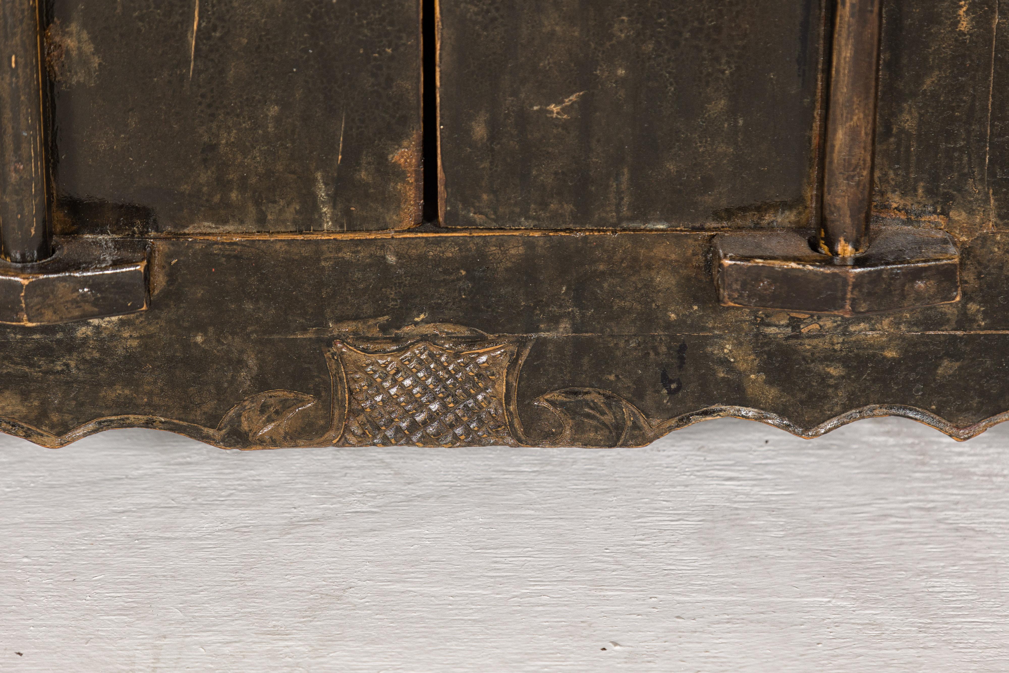 Niedriges, geschnitztes Kang Sideboard mit braunem Distressed Finish und zwei kleinen Türen im Angebot 1