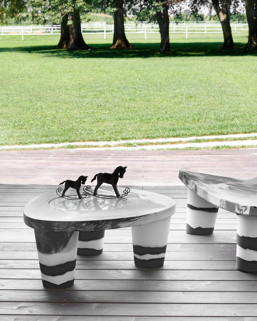 Low Lita Anniversary Coffee Table by Paola Navone
Pièce unique.
Dimensions : D 74 x L 90 x H 35 cm.
Matériaux : Polyéthylène et verre satiné trempé.
Poids : 10 kg.

Ce produit peut être utilisé à l'intérieur et à l'extérieur. Disponible en version