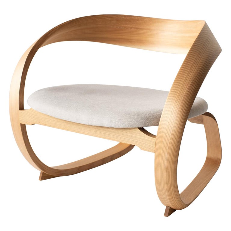 Chaise à bascule basse en bois courbé de style moderne japonais En vente  sur 1stDibs