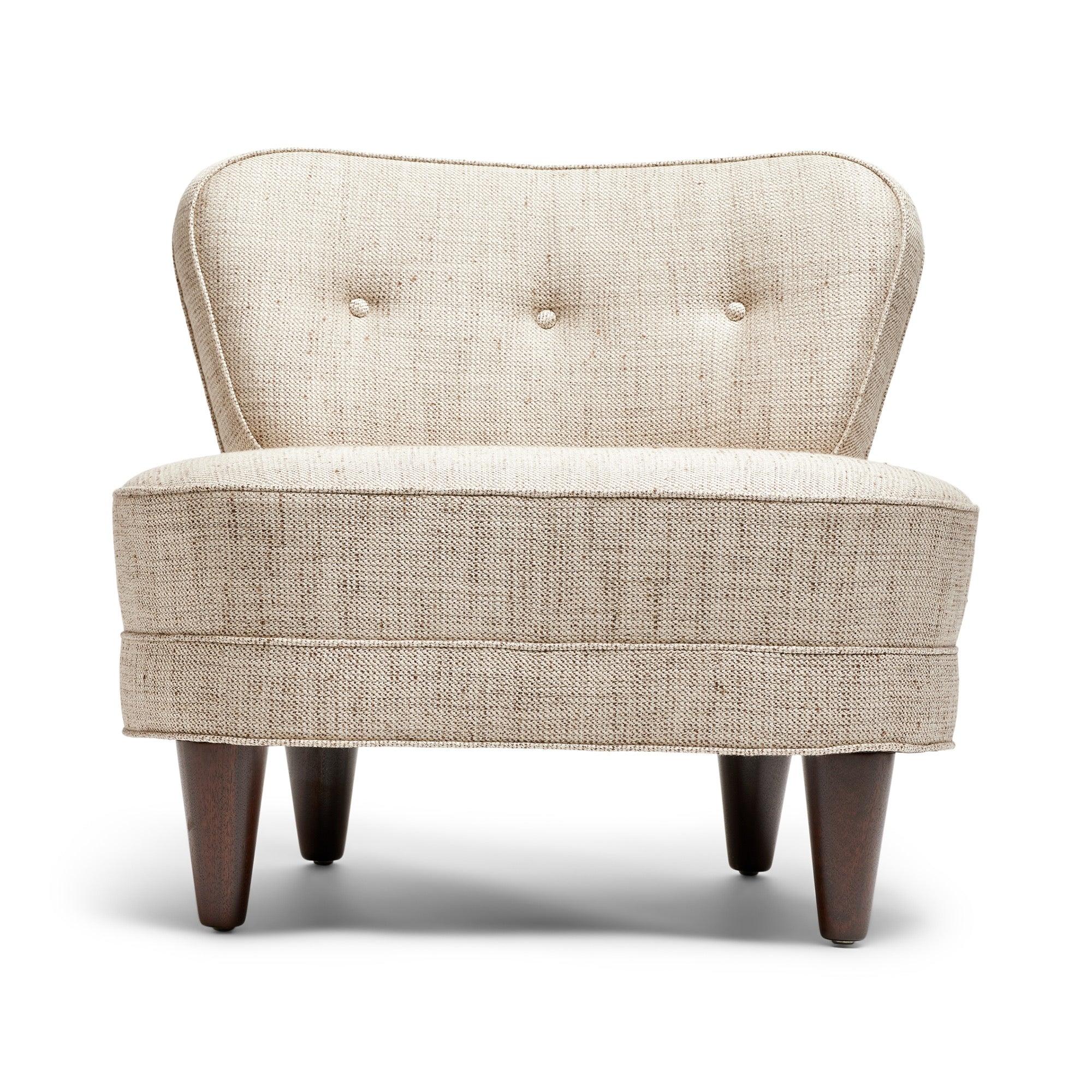 Sillón bajo con tapicería original amarilla con textura de cocodrilo.