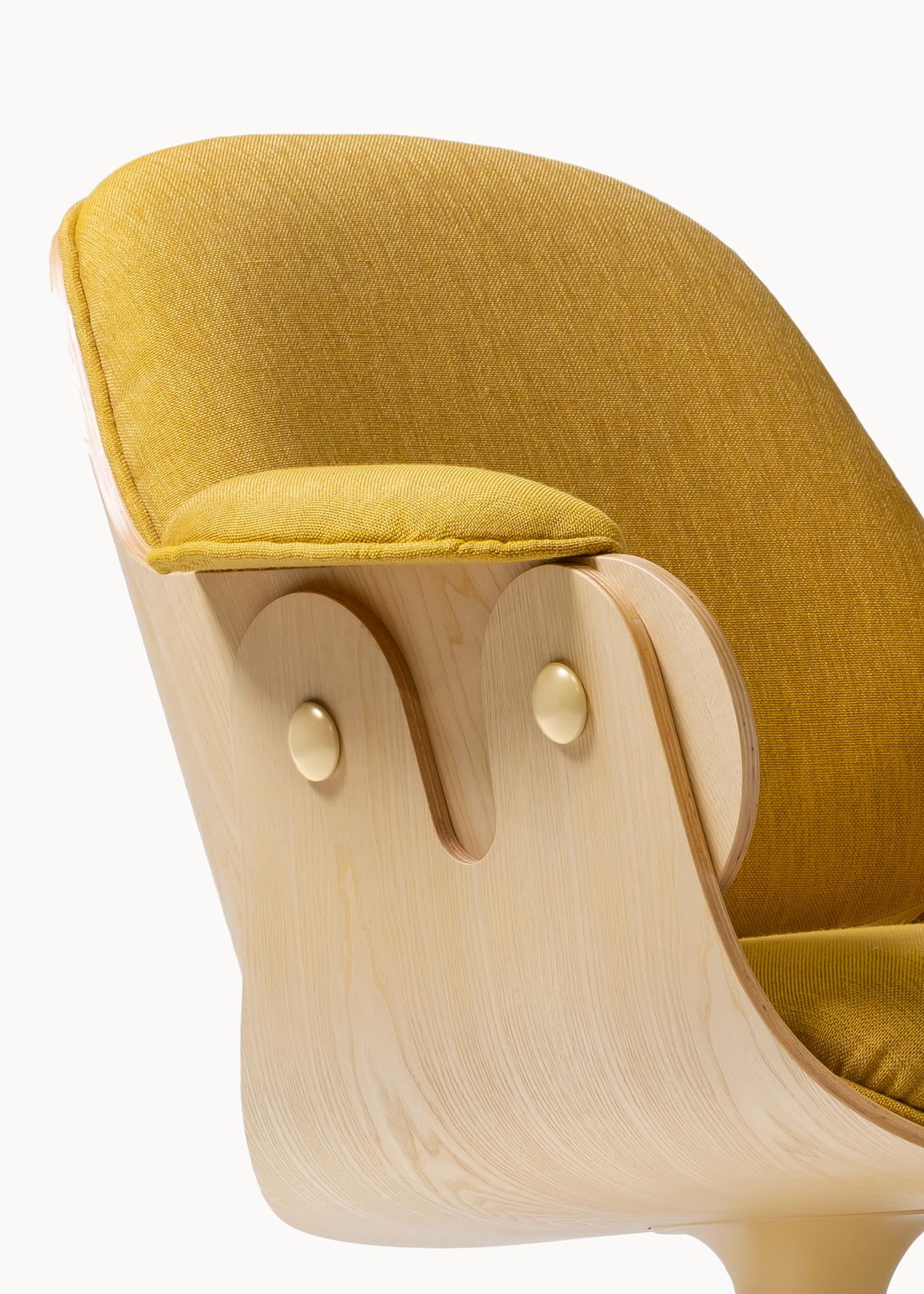 Niedriger Loungesessel mit drehbarem Sockel von Jaime Hayon aus organischem Leder, Nussbaumholz  im Angebot 1
