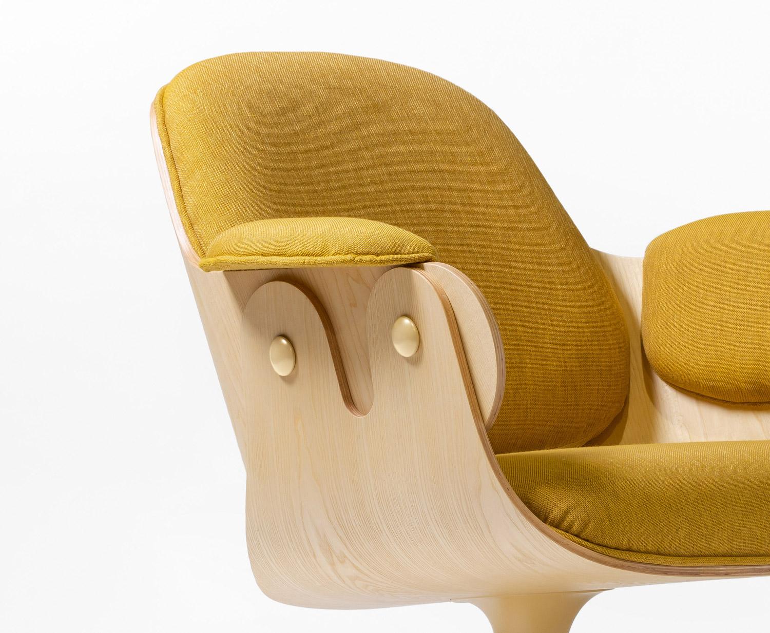 Sessel mit einem Gestell aus gegossenem Aluminiumrohr und einer Pulverbeschichtung. Sitz und Rückenlehne aus Sperrholz mit Oberflächen aus Esche natur.
Dekorative Metallknöpfe, die in der gleichen Farbe wie die Struktur beschichtet sind. Armlehnen,