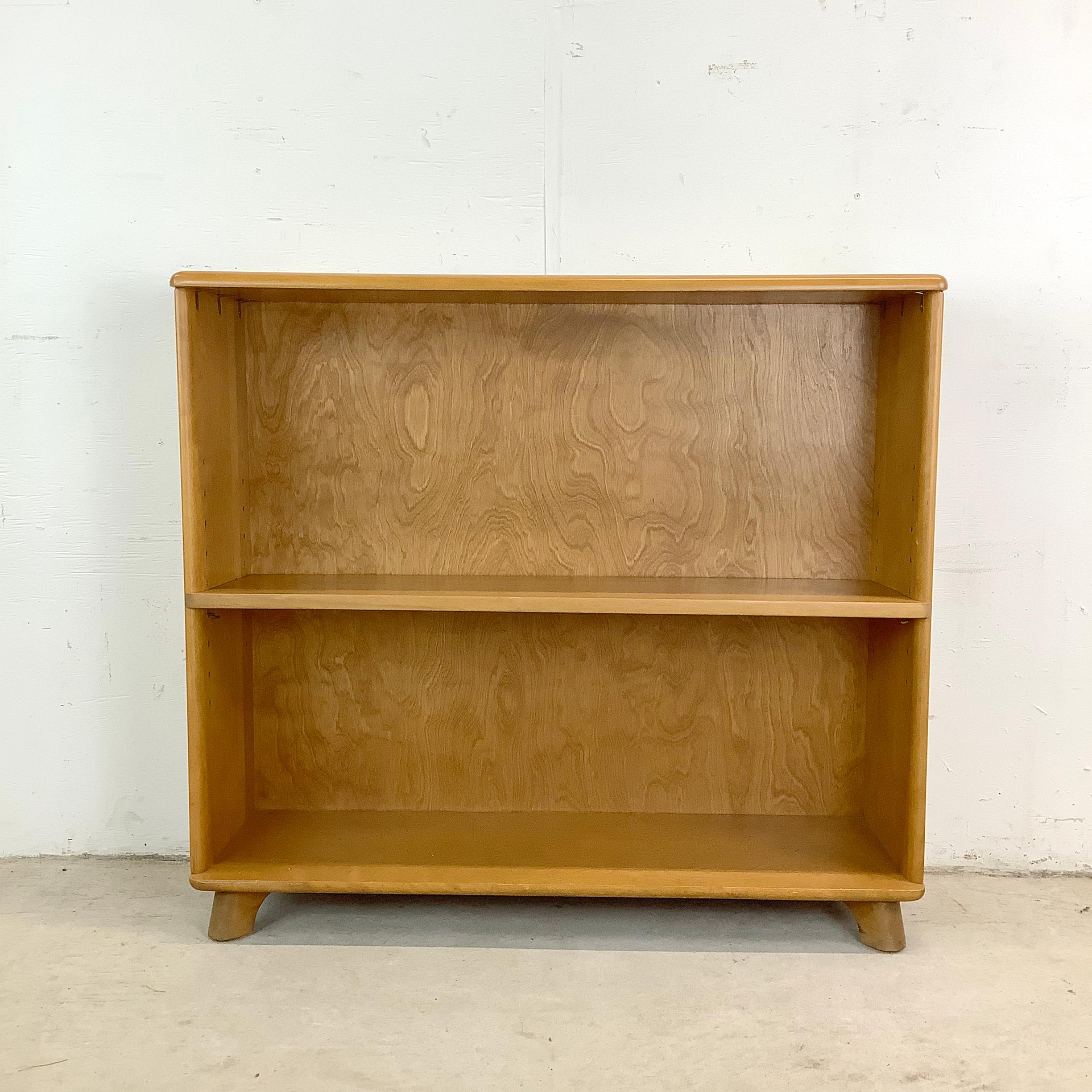 Porta a casa una fetta classica della storia moderna di metà secolo con questa libreria bassa Heywood Wakefield, vestita con l'amata finitura champagne del marchio. Compatto ma pieno di carattere, il pezzo misura 36 pollici di larghezza per 11